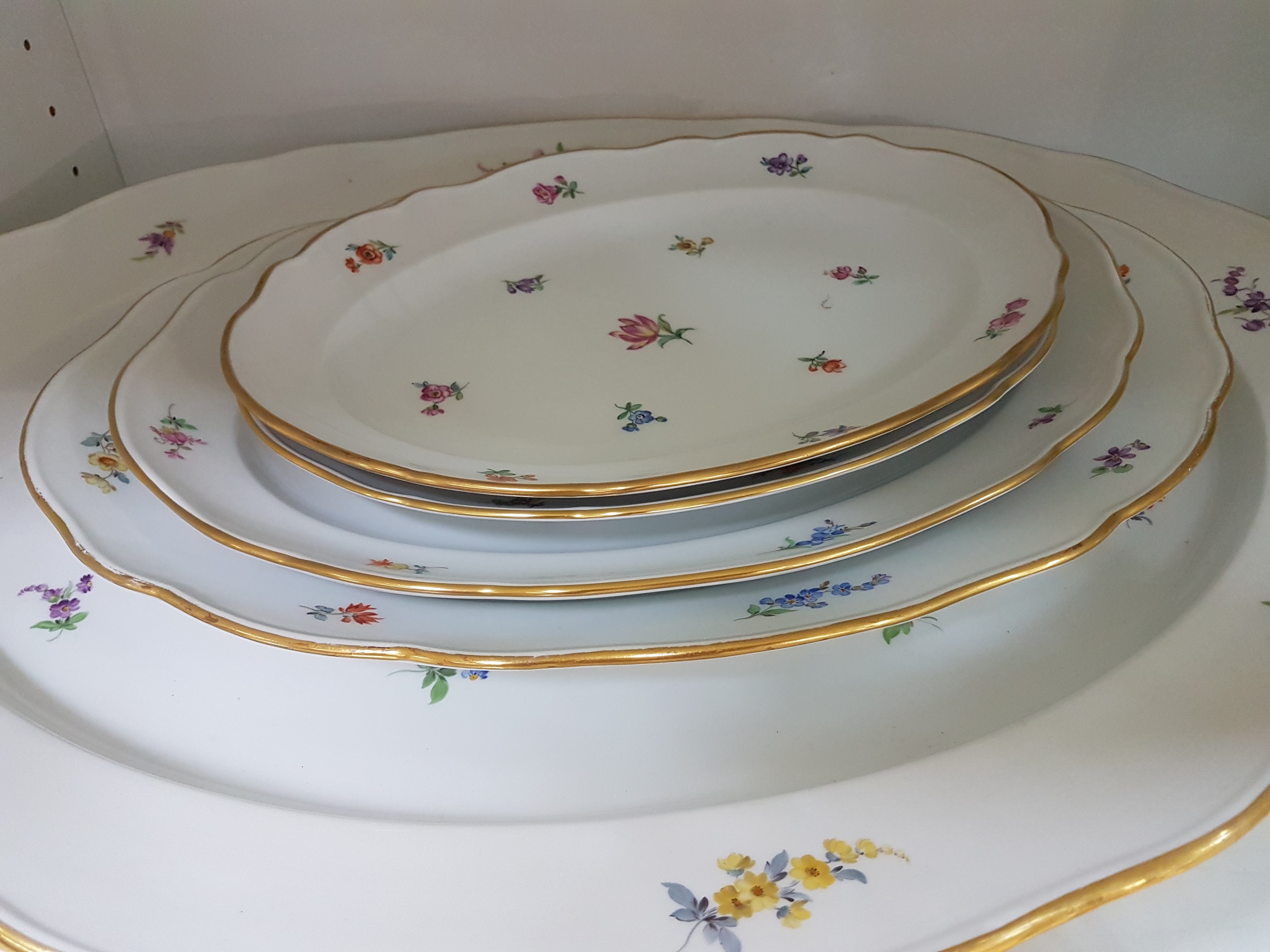 Detail g: Speiseservice, Meissen, meist Pfeifferzeit und später, 1. und 2. Wahl, Dekor gestreute Blumen, Goldränder, Hechtplatte L. ca. 61cm, gr. ovale ...
