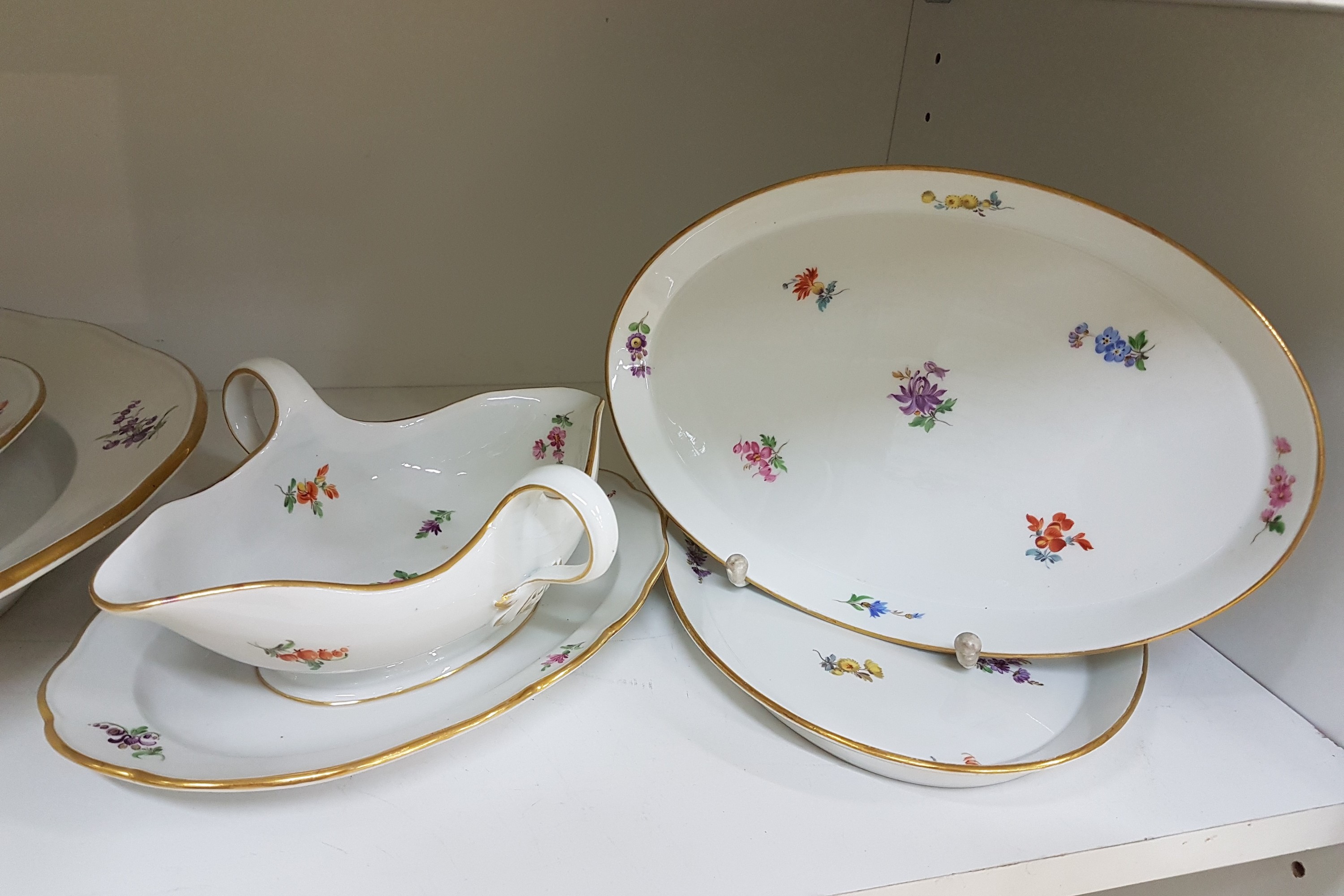 Detail h: Speiseservice, Meissen, meist Pfeifferzeit und später, 1. und 2. Wahl, Dekor gestreute Blumen, Goldränder, Hechtplatte L. ca. 61cm, gr. ovale ...