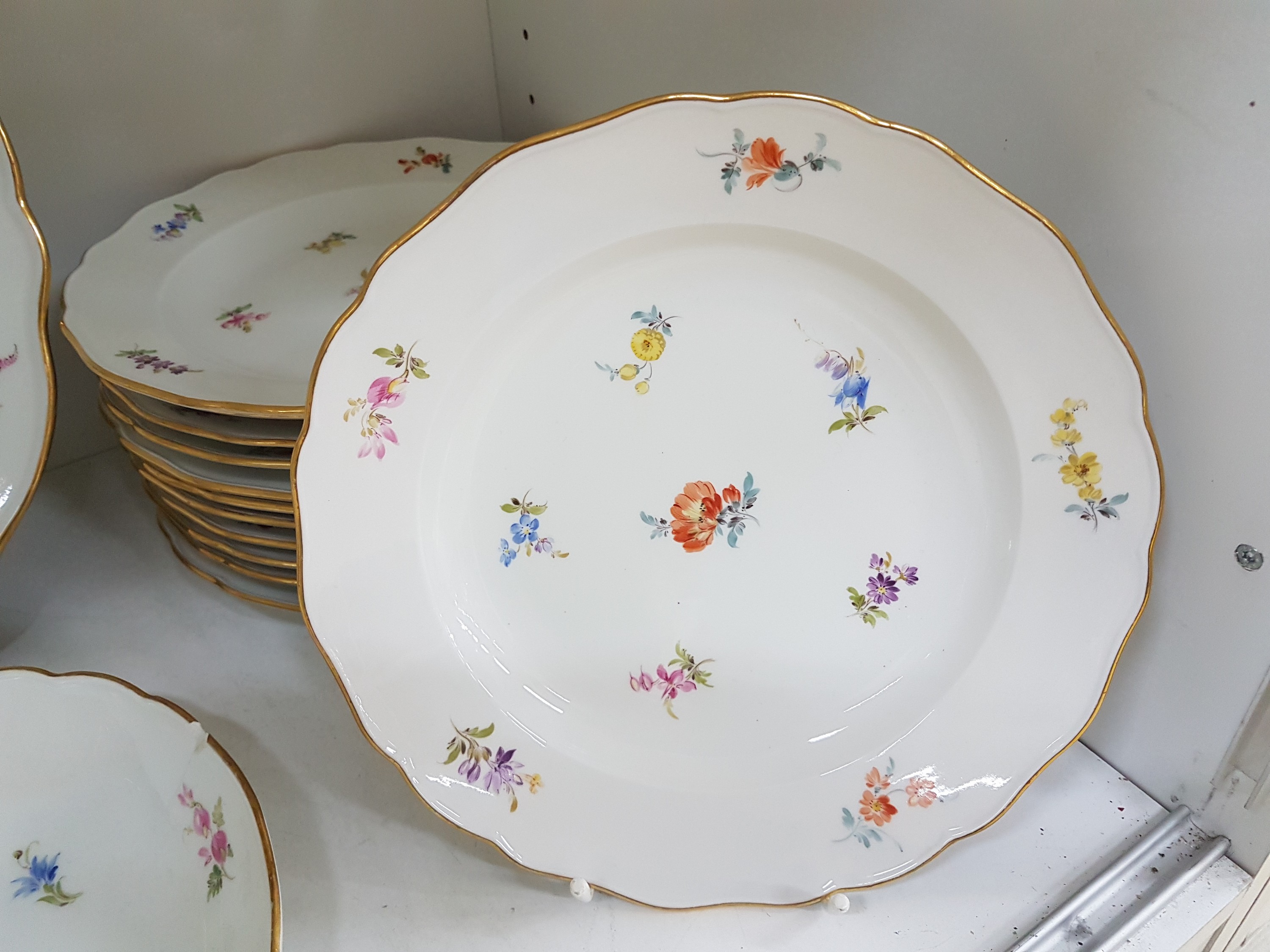 Detail i: Speiseservice, Meissen, meist Pfeifferzeit und später, 1. und 2. Wahl, Dekor gestreute Blumen, Goldränder, Hechtplatte L. ca. 61cm, gr. ovale ...