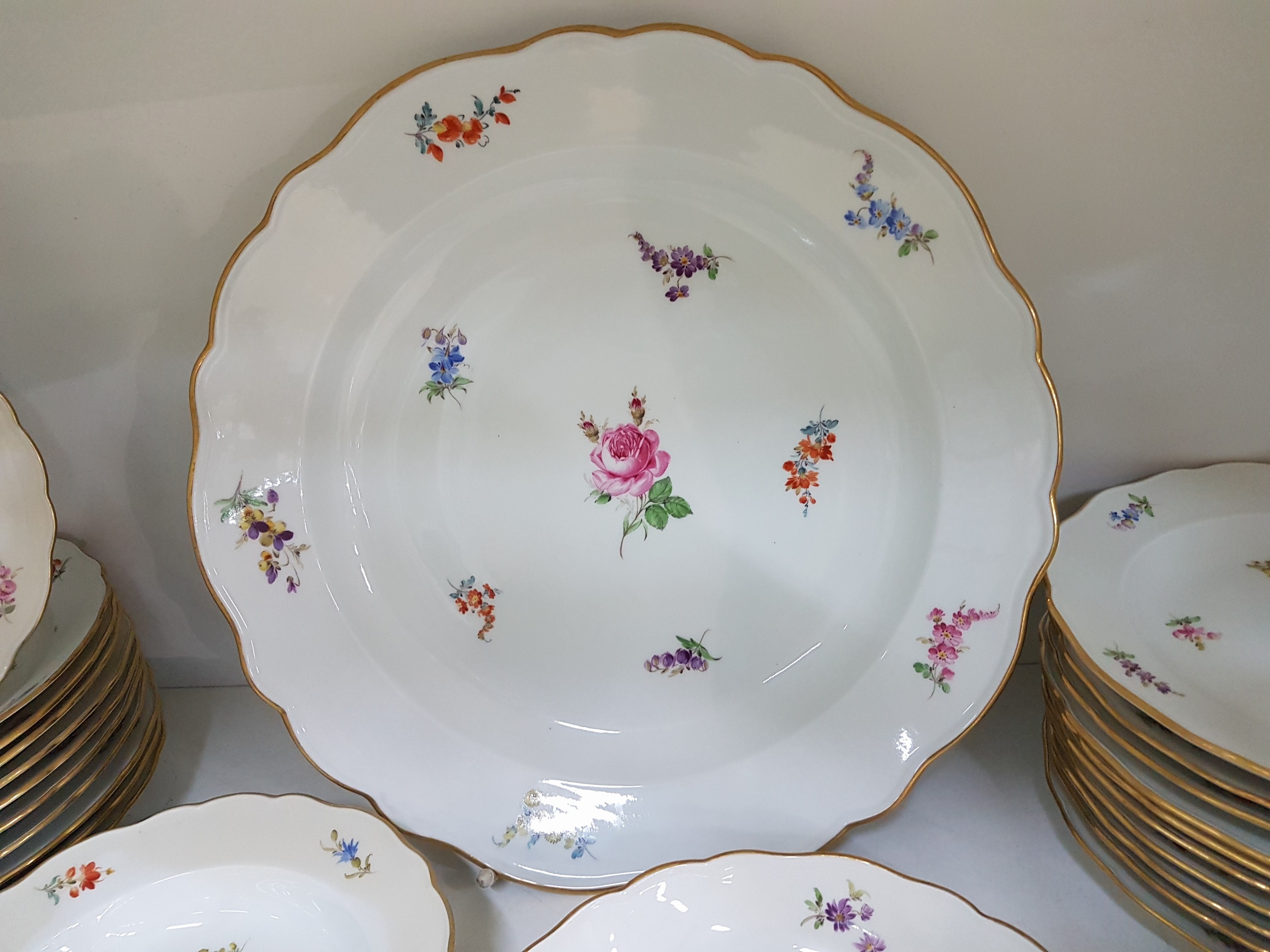 Detail j: Speiseservice, Meissen, meist Pfeifferzeit und später, 1. und 2. Wahl, Dekor gestreute Blumen, Goldränder, Hechtplatte L. ca. 61cm, gr. ovale ...