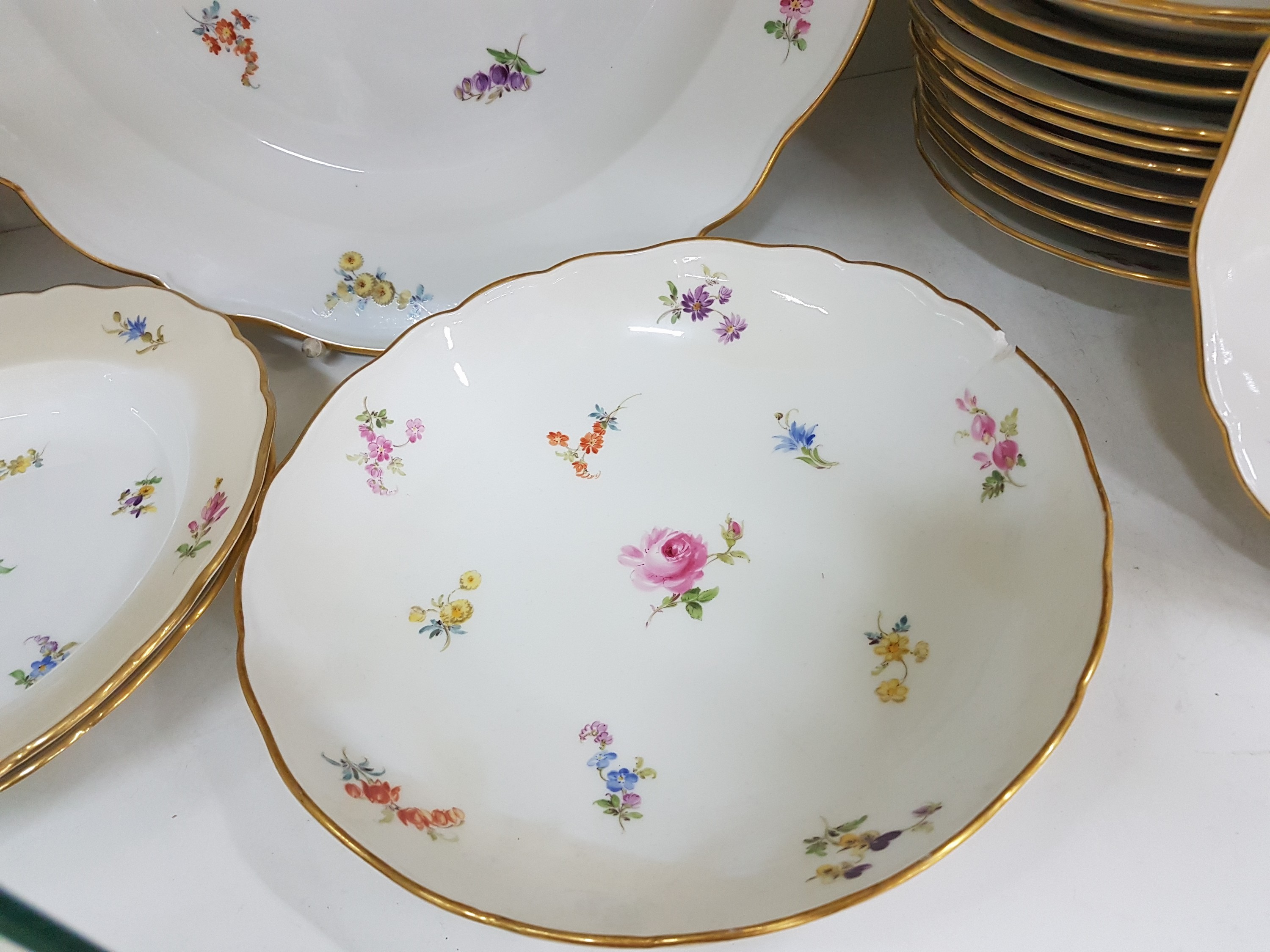 Detail k: Speiseservice, Meissen, meist Pfeifferzeit und später, 1. und 2. Wahl, Dekor gestreute Blumen, Goldränder, Hechtplatte L. ca. 61cm, gr. ovale ...