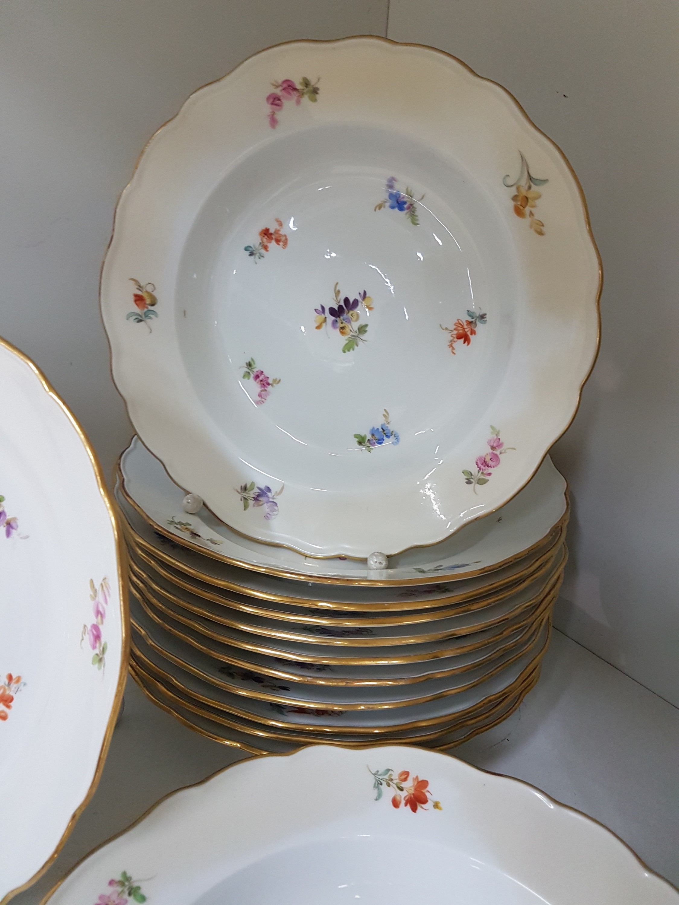 Detail l: Speiseservice, Meissen, meist Pfeifferzeit und später, 1. und 2. Wahl, Dekor gestreute Blumen, Goldränder, Hechtplatte L. ca. 61cm, gr. ovale ...