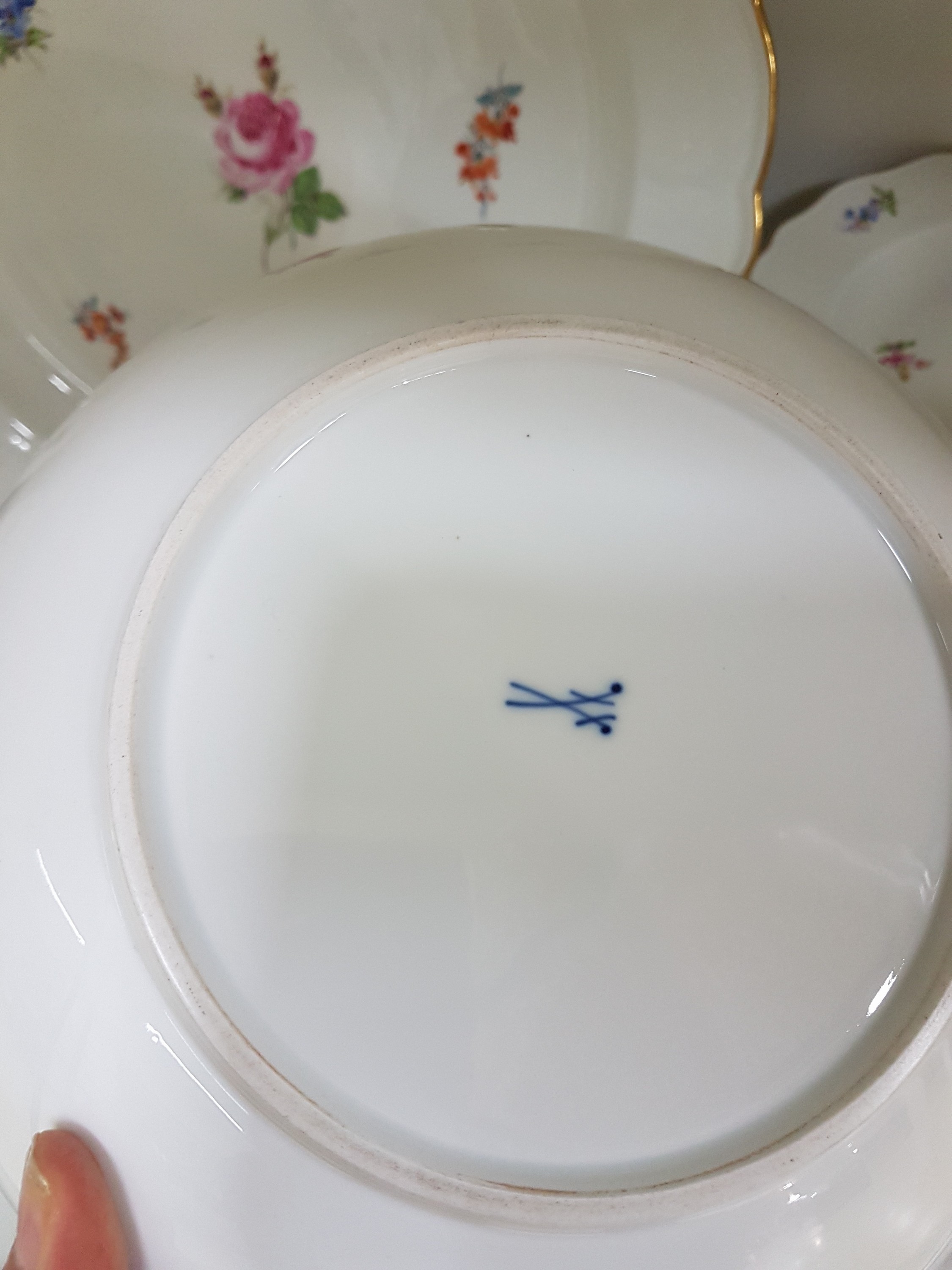 Detail m: Speiseservice, Meissen, meist Pfeifferzeit und später, 1. und 2. Wahl, Dekor gestreute Blumen, Goldränder, Hechtplatte L. ca. 61cm, gr. ovale ...