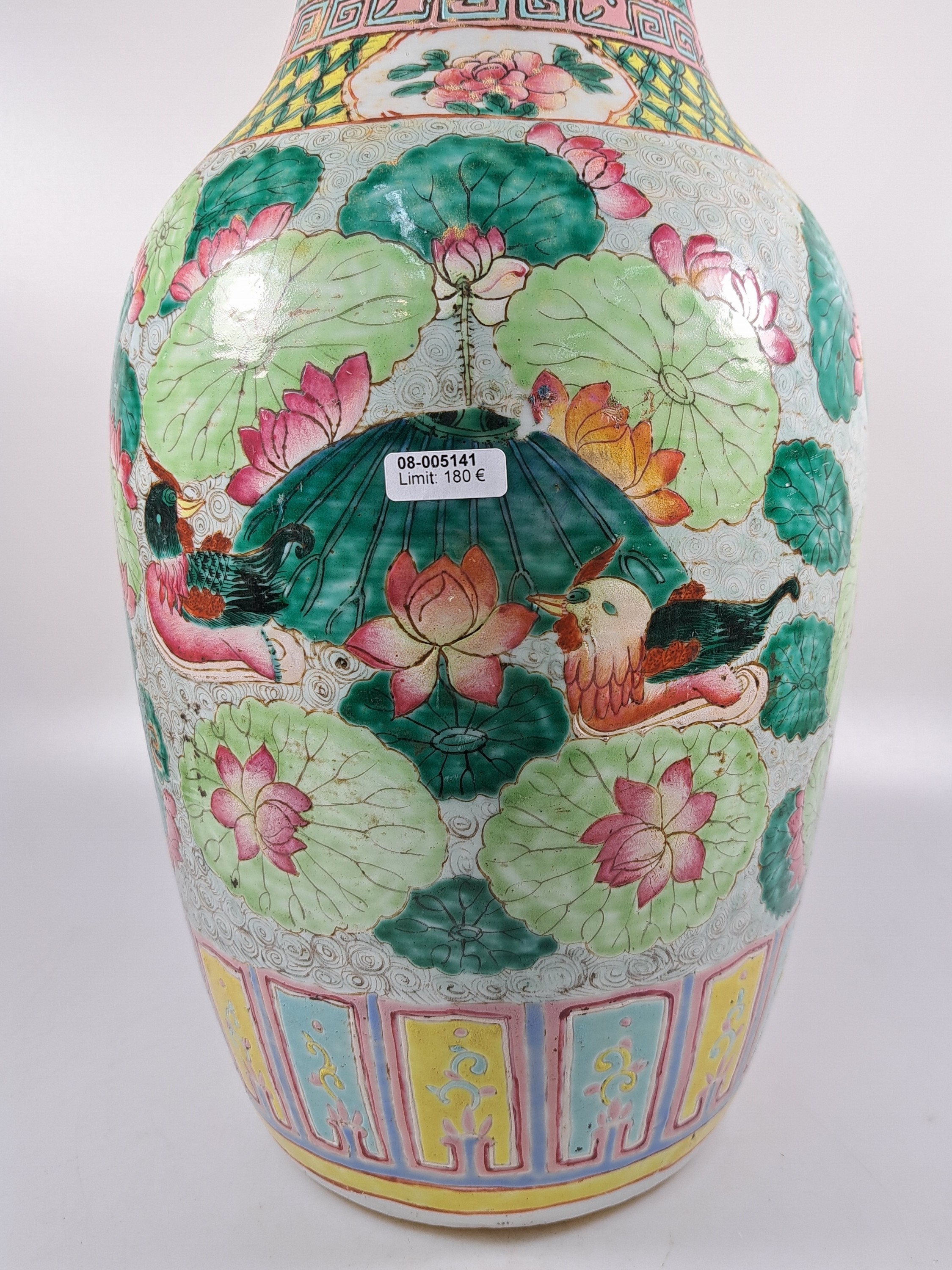 Detail b: Balustervase, China, um 1870-80, Porzellan,bunt bemalt mit Enten und Seerosen, H. ca. 45cm