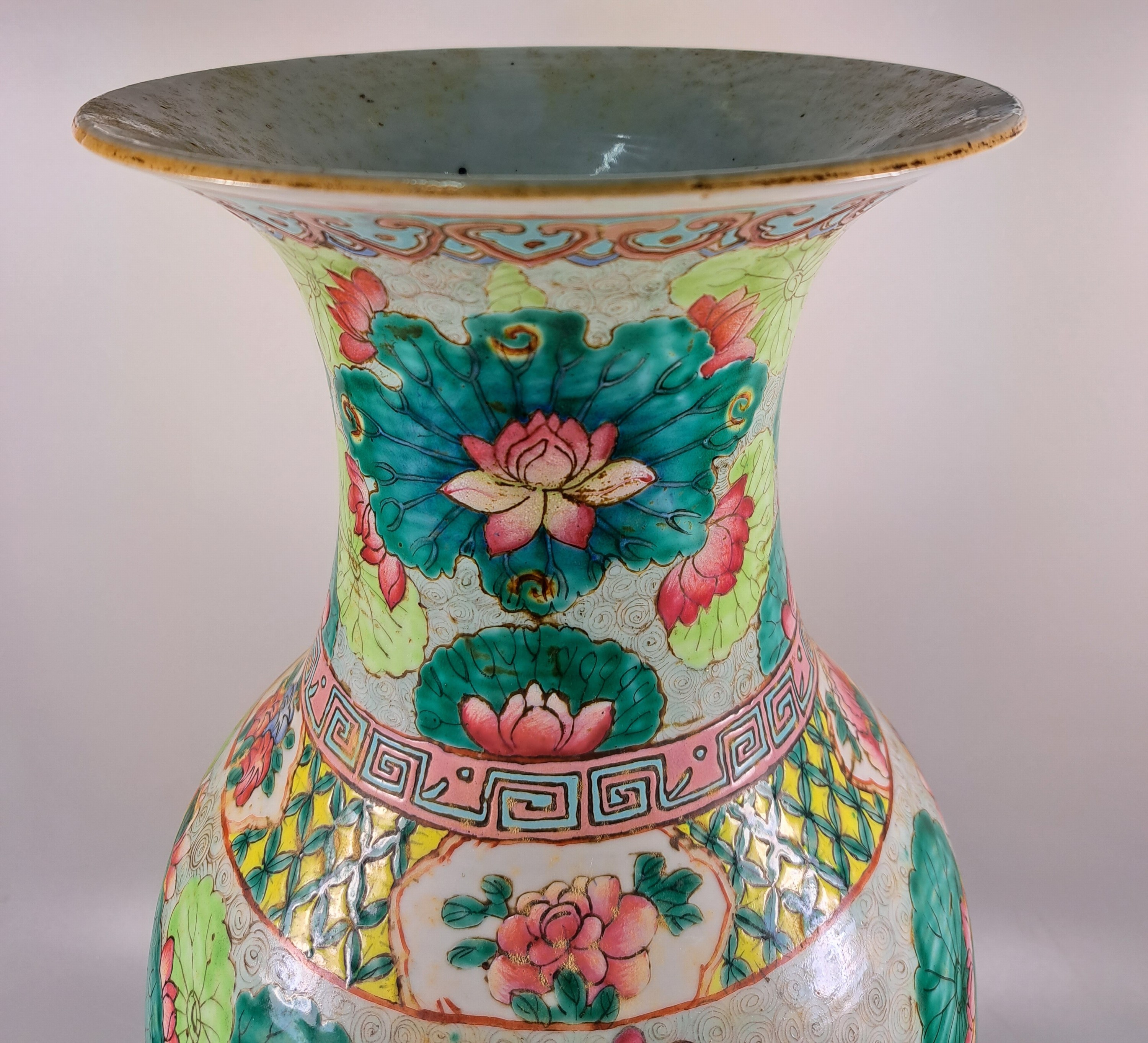 Detail c: Balustervase, China, um 1870-80, Porzellan,bunt bemalt mit Enten und Seerosen, H. ca. 45cm