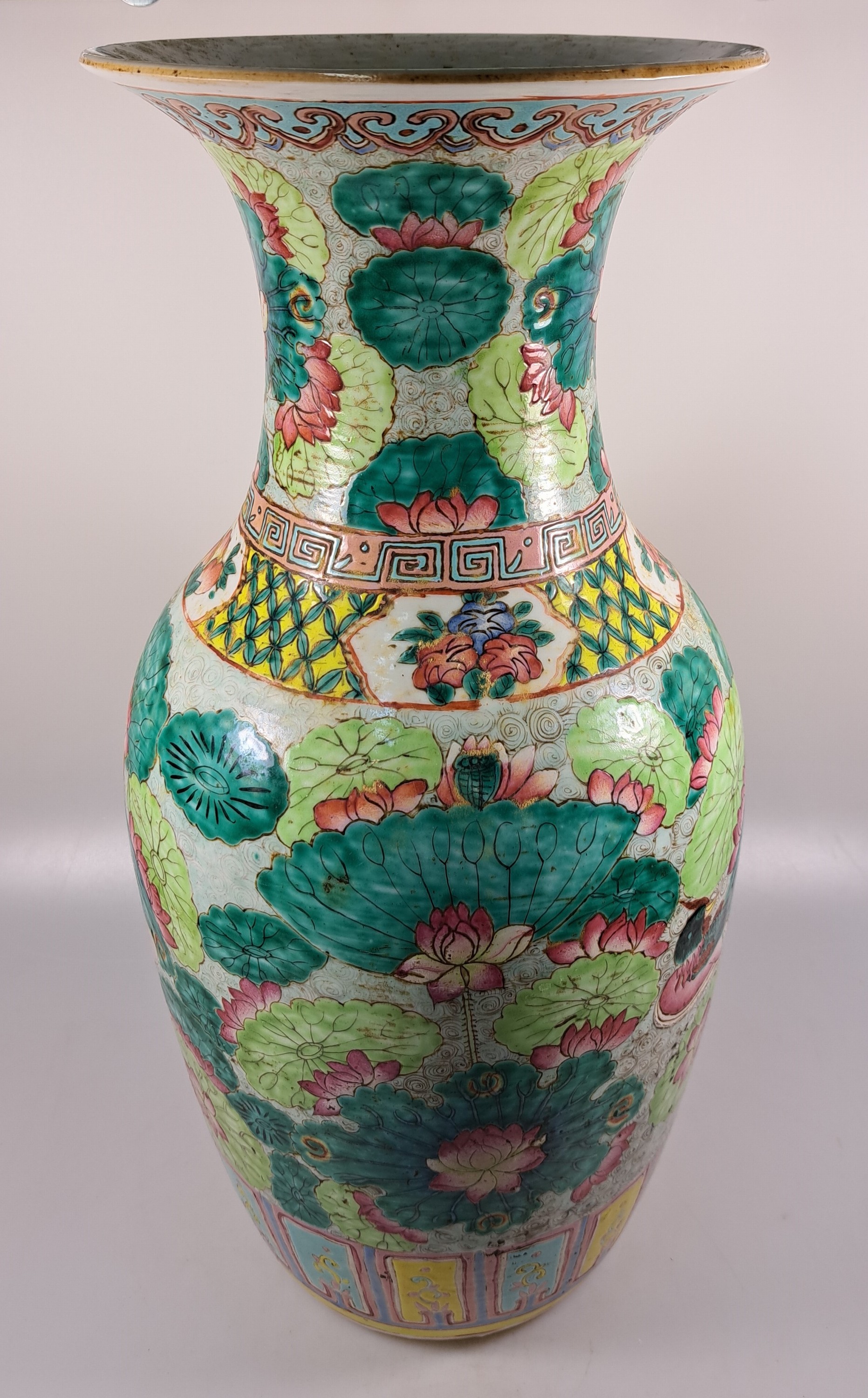 Detail d: Balustervase, China, um 1870-80, Porzellan,bunt bemalt mit Enten und Seerosen, H. ca. 45cm