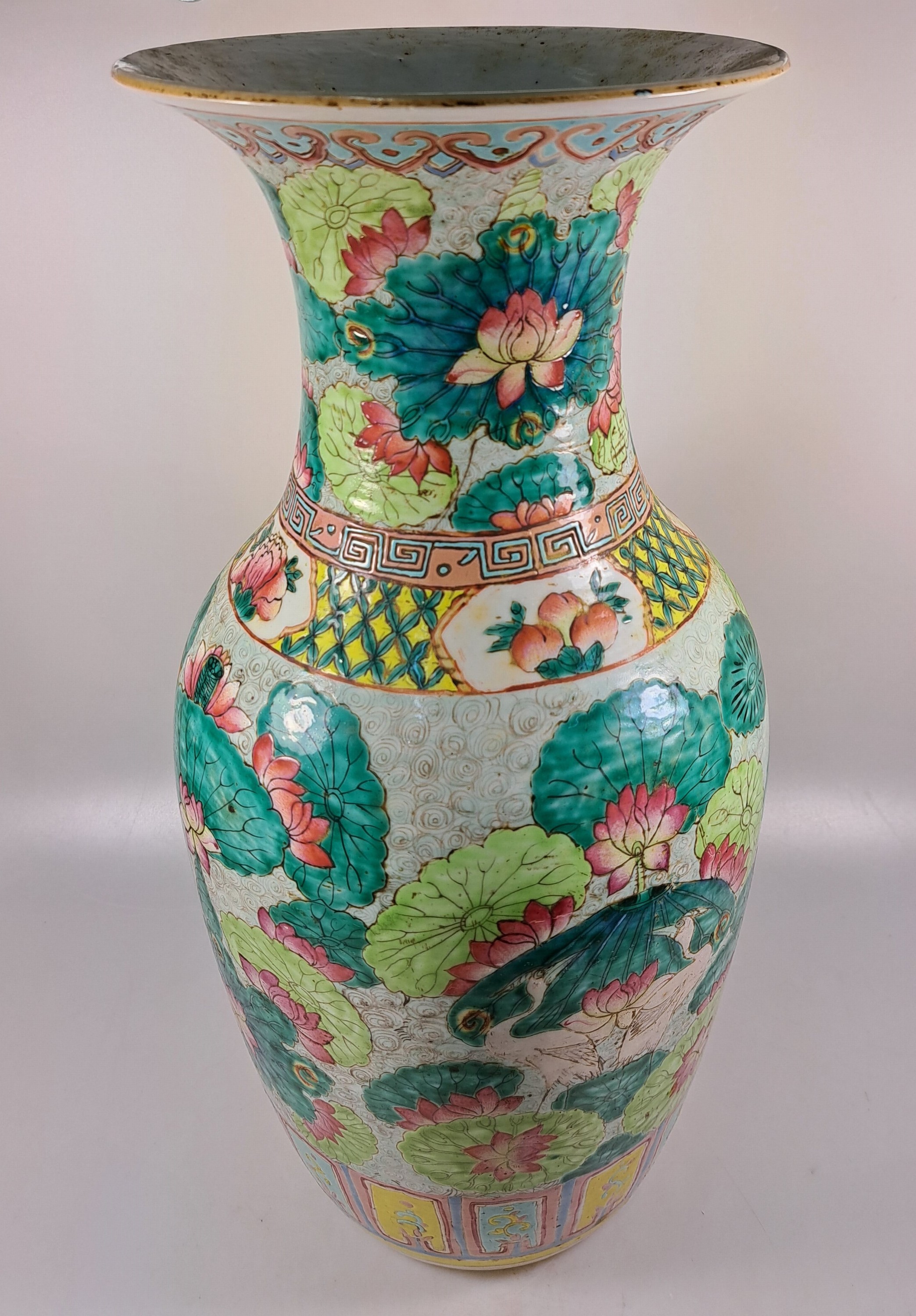 Detail e: Balustervase, China, um 1870-80, Porzellan,bunt bemalt mit Enten und Seerosen, H. ca. 45cm