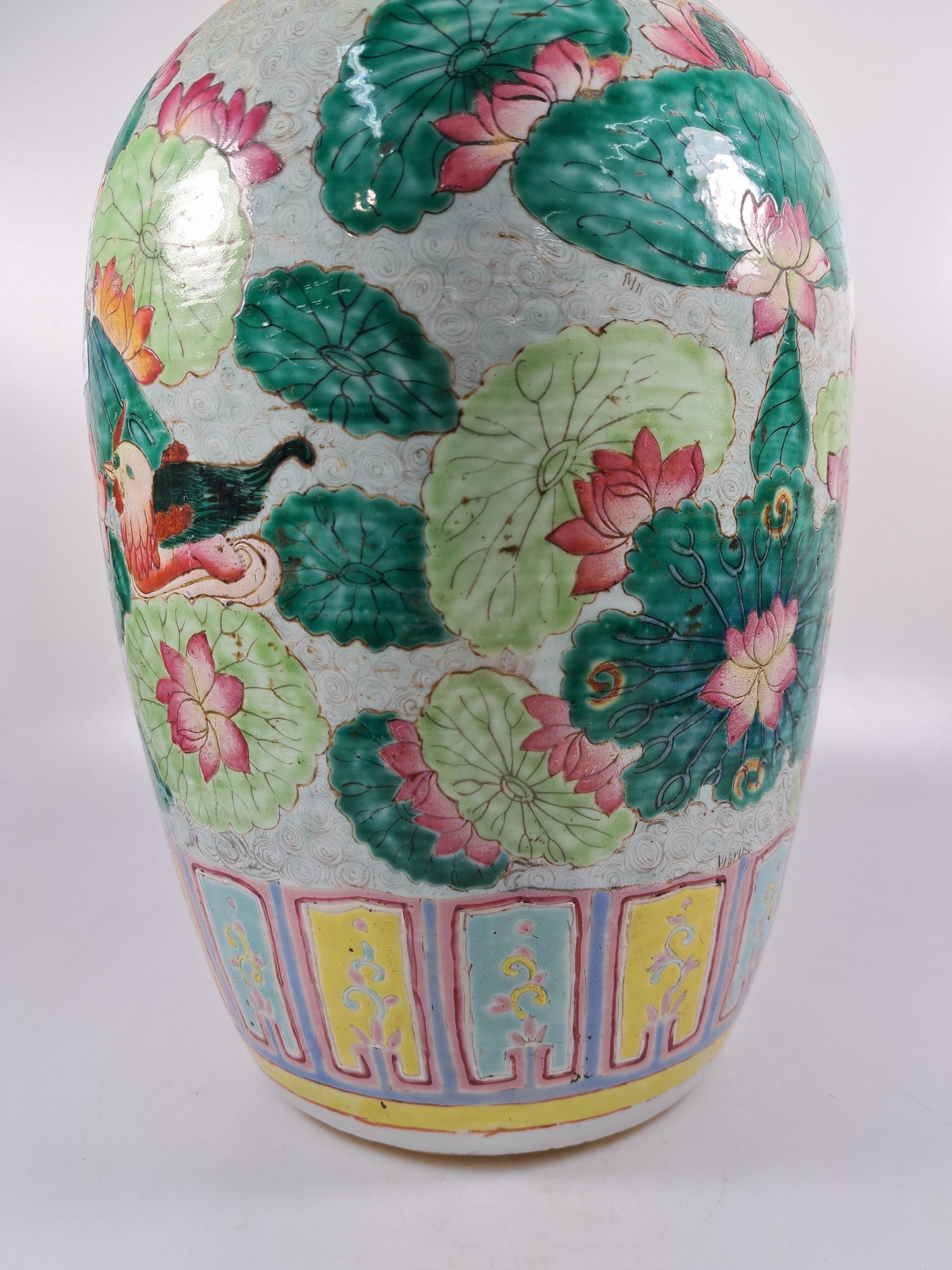 Detail f: Balustervase, China, um 1870-80, Porzellan,bunt bemalt mit Enten und Seerosen, H. ca. 45cm
