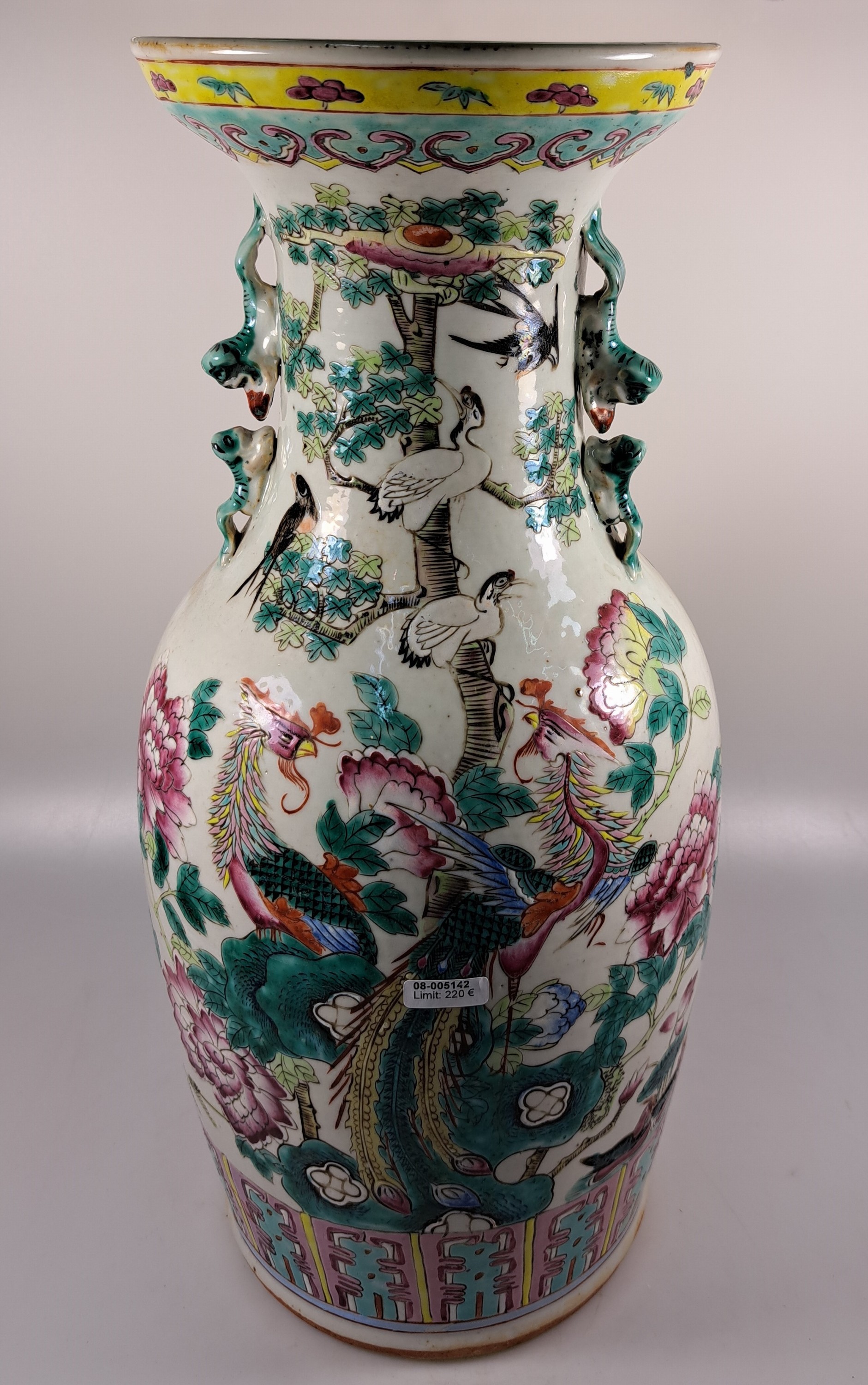 Detail b: Vase, China, um 1870-1890, Porzellan, bunt bemalt mit Kranichen, Päonien und anderen Glückssymbolen, H. ca. 44.5cm, angedeutete Henkel in Form von ...