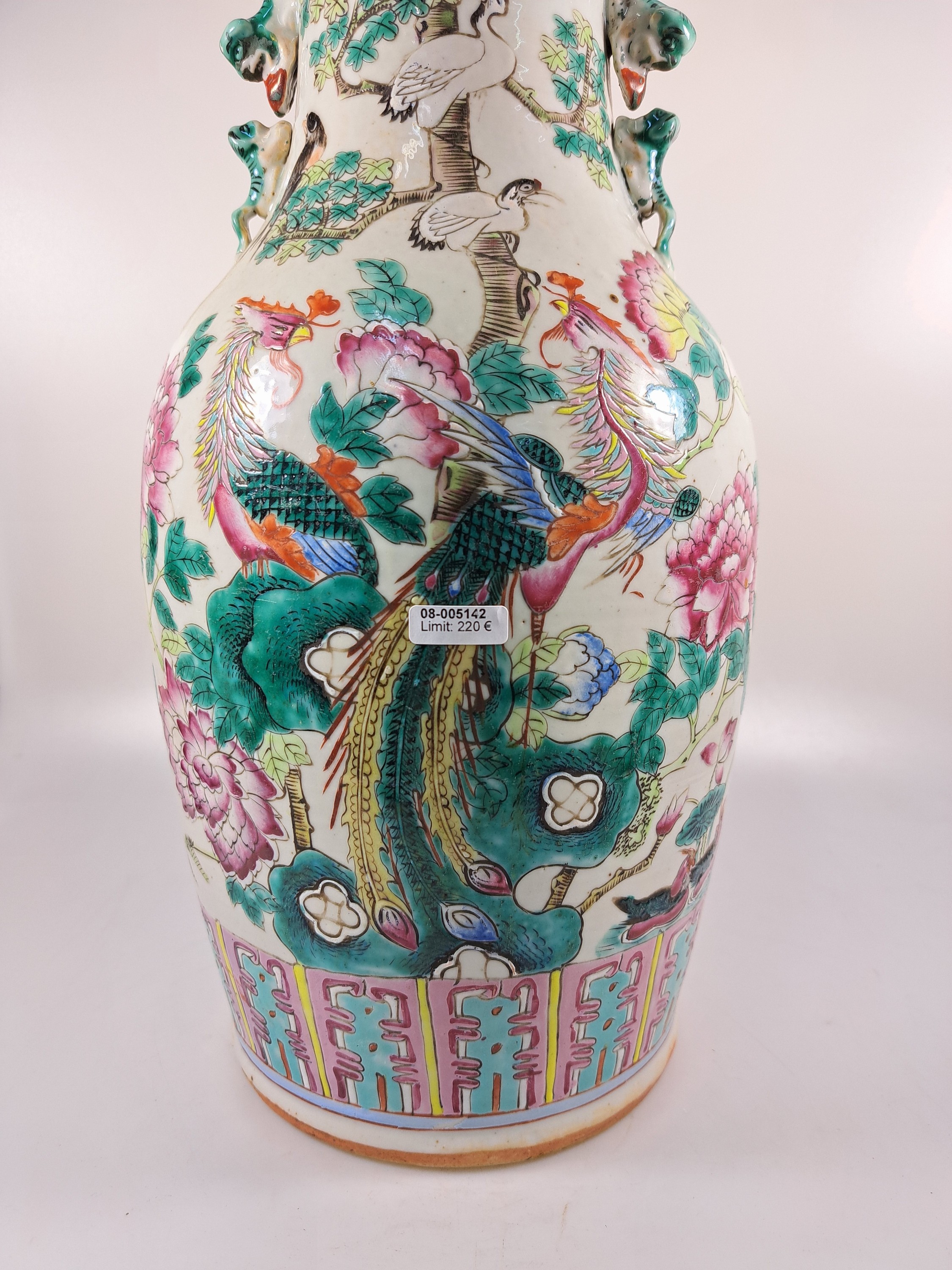 Detail c: Vase, China, um 1870-1890, Porzellan, bunt bemalt mit Kranichen, Päonien und anderen Glückssymbolen, H. ca. 44.5cm, angedeutete Henkel in Form von ...