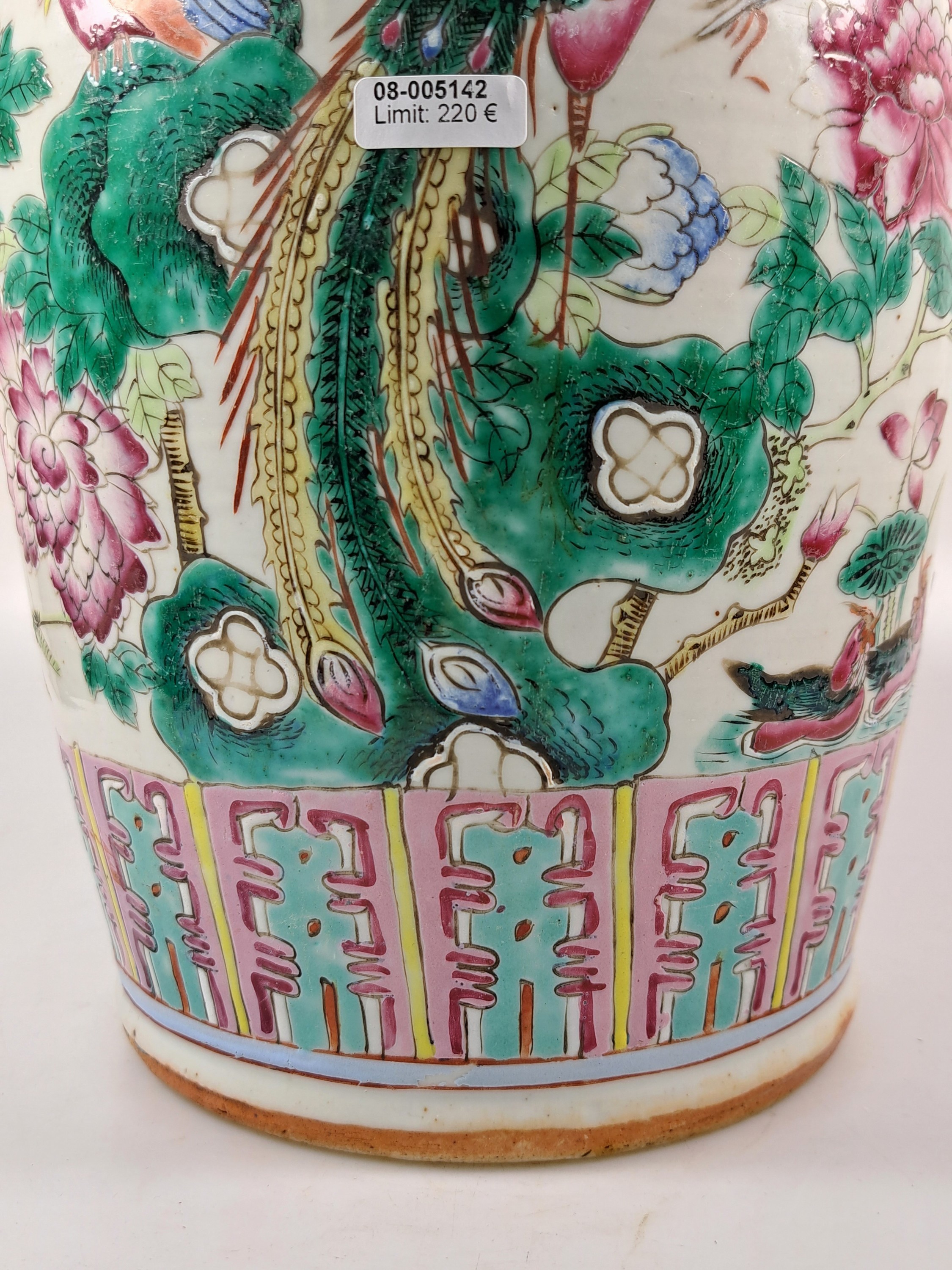Detail d: Vase, China, um 1870-1890, Porzellan, bunt bemalt mit Kranichen, Päonien und anderen Glückssymbolen, H. ca. 44.5cm, angedeutete Henkel in Form von ...