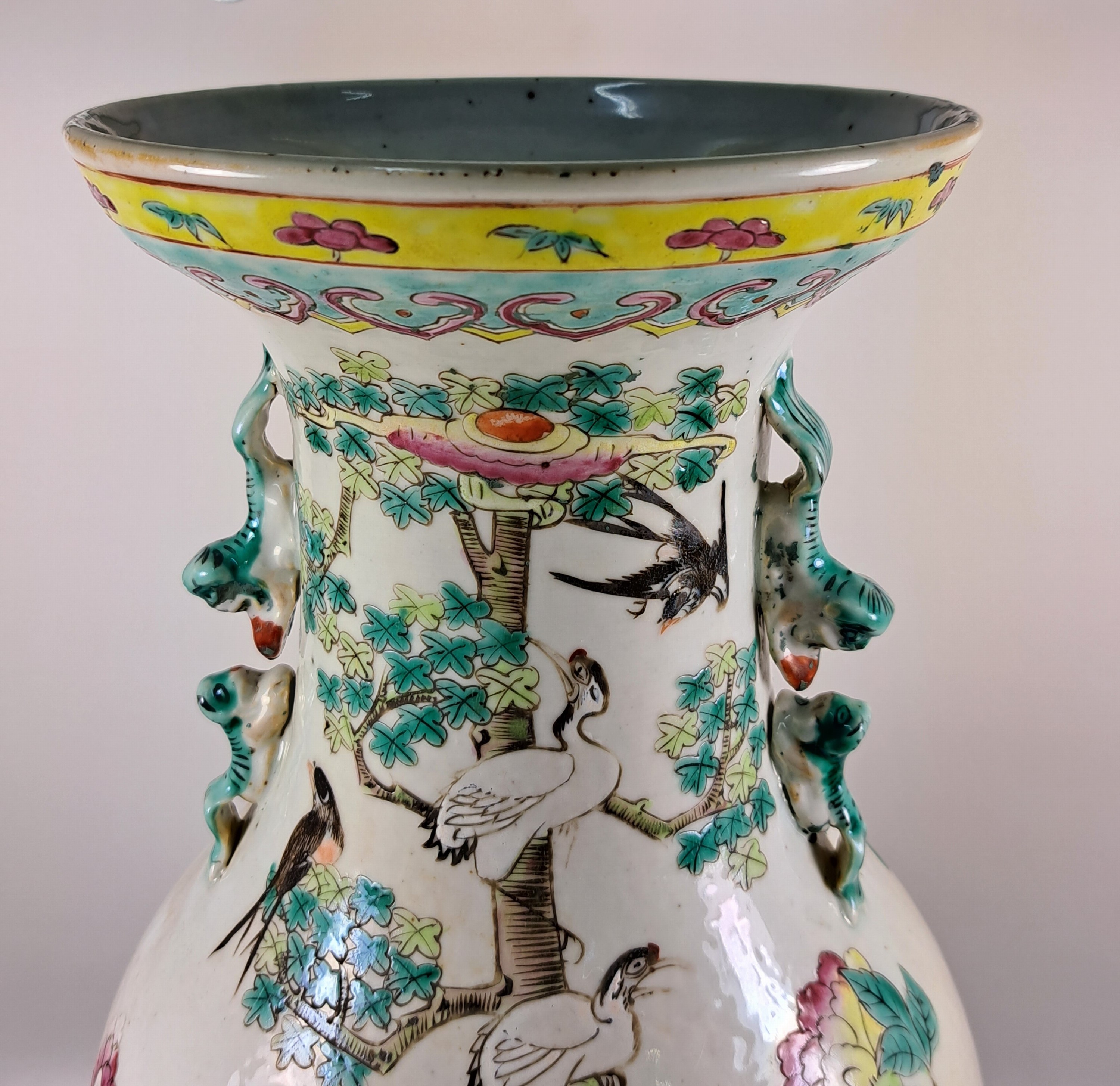 Detail e: Vase, China, um 1870-1890, Porzellan, bunt bemalt mit Kranichen, Päonien und anderen Glückssymbolen, H. ca. 44.5cm, angedeutete Henkel in Form von ...