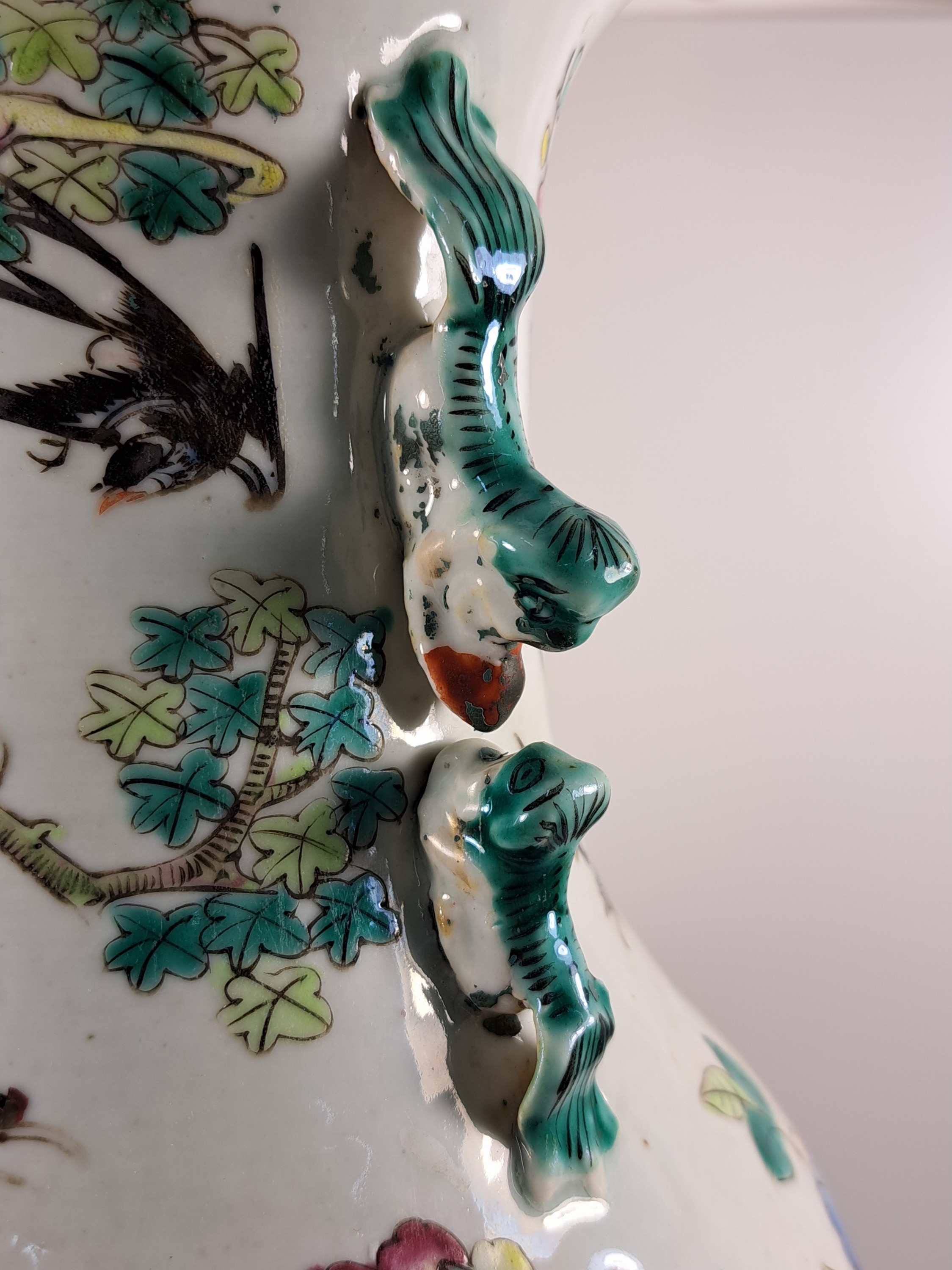 Detail f: Vase, China, um 1870-1890, Porzellan, bunt bemalt mit Kranichen, Päonien und anderen Glückssymbolen, H. ca. 44.5cm, angedeutete Henkel in Form von ...