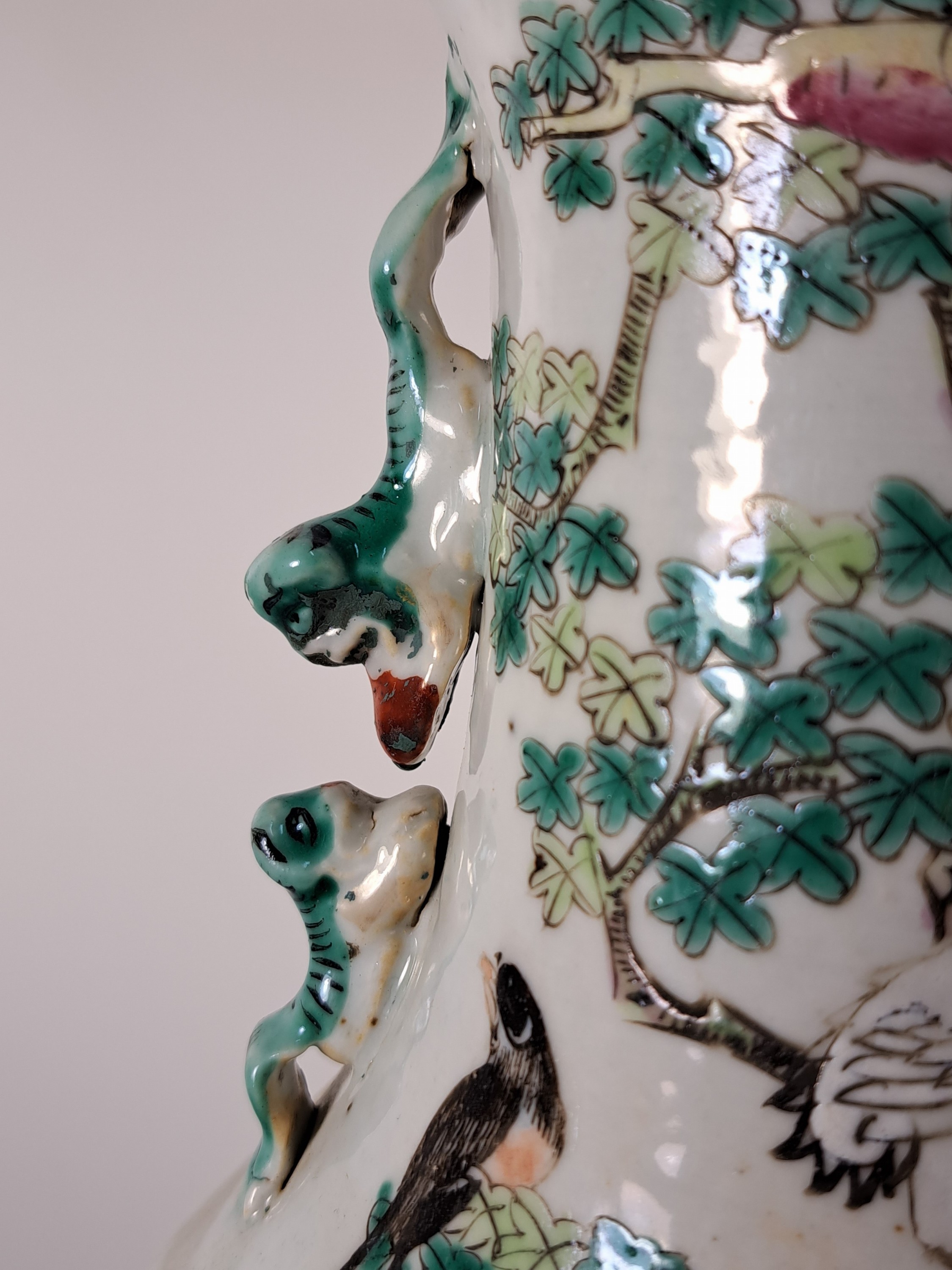 Detail g: Vase, China, um 1870-1890, Porzellan, bunt bemalt mit Kranichen, Päonien und anderen Glückssymbolen, H. ca. 44.5cm, angedeutete Henkel in Form von ...