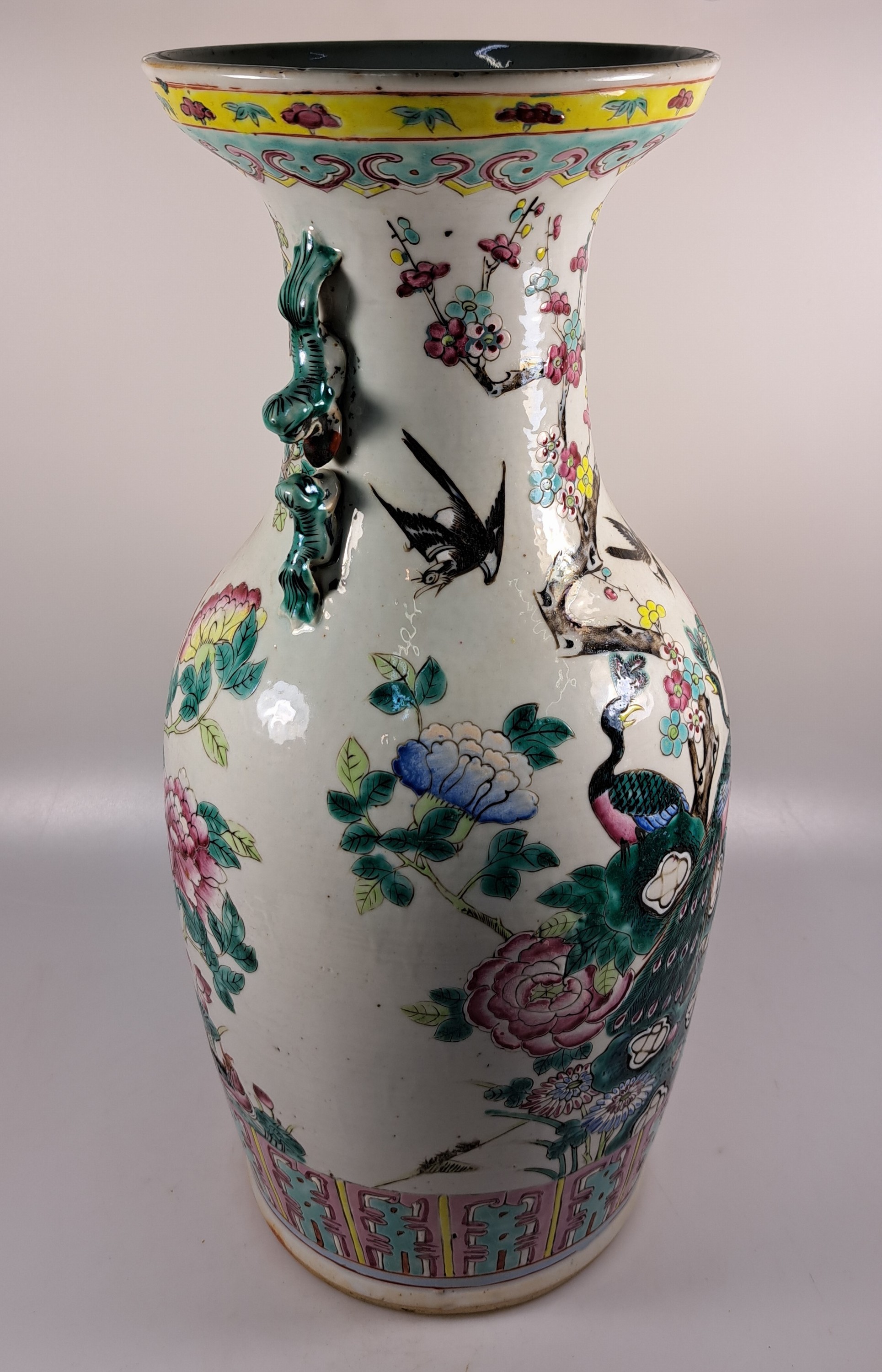 Detail h: Vase, China, um 1870-1890, Porzellan, bunt bemalt mit Kranichen, Päonien und anderen Glückssymbolen, H. ca. 44.5cm, angedeutete Henkel in Form von ...