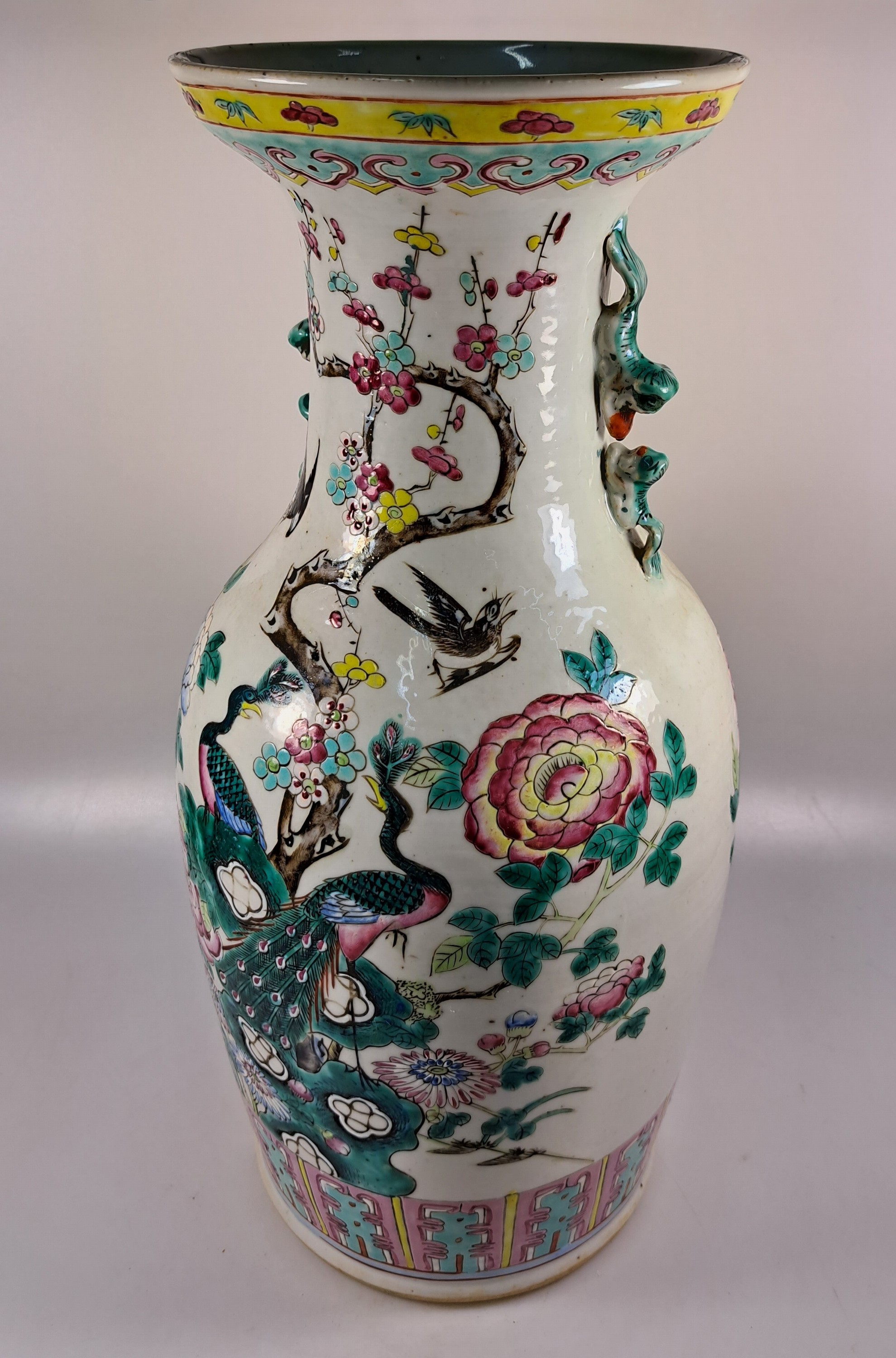 Detail i: Vase, China, um 1870-1890, Porzellan, bunt bemalt mit Kranichen, Päonien und anderen Glückssymbolen, H. ca. 44.5cm, angedeutete Henkel in Form von ...