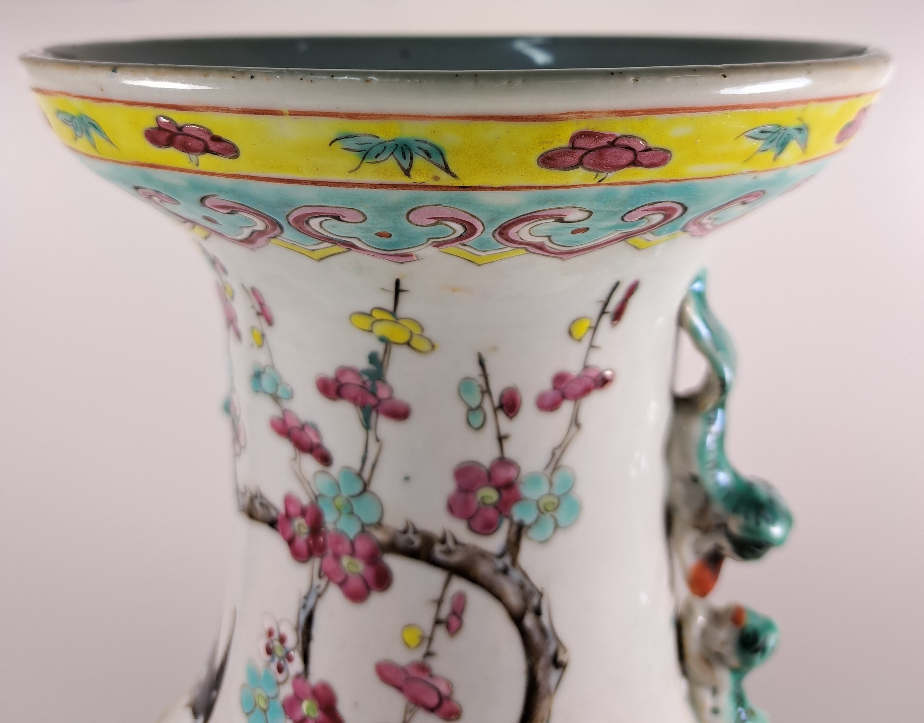 Detail j: Vase, China, um 1870-1890, Porzellan, bunt bemalt mit Kranichen, Päonien und anderen Glückssymbolen, H. ca. 44.5cm, angedeutete Henkel in Form von ...