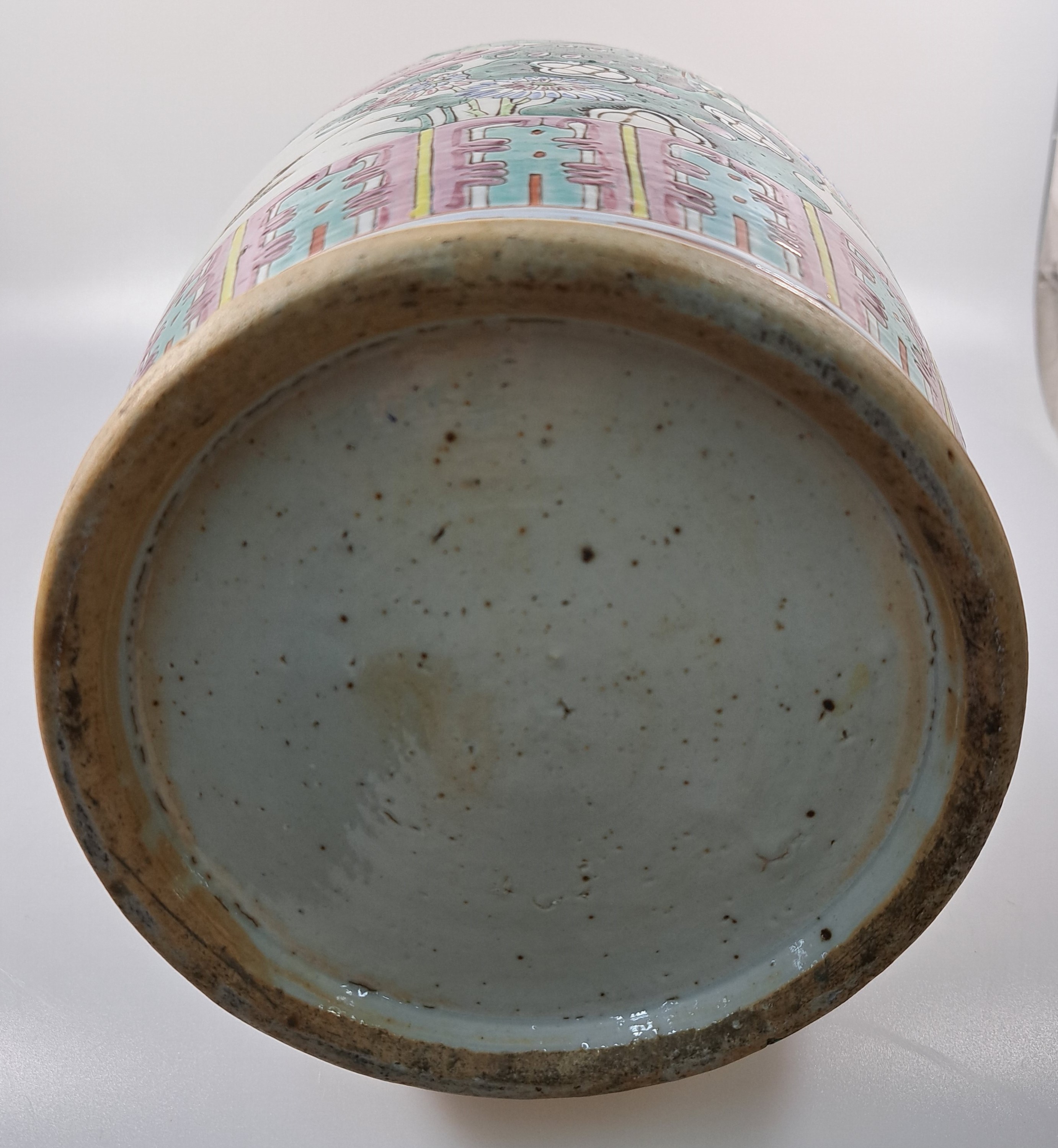 Detail m: Vase, China, um 1870-1890, Porzellan, bunt bemalt mit Kranichen, Päonien und anderen Glückssymbolen, H. ca. 44.5cm, angedeutete Henkel in Form von ...