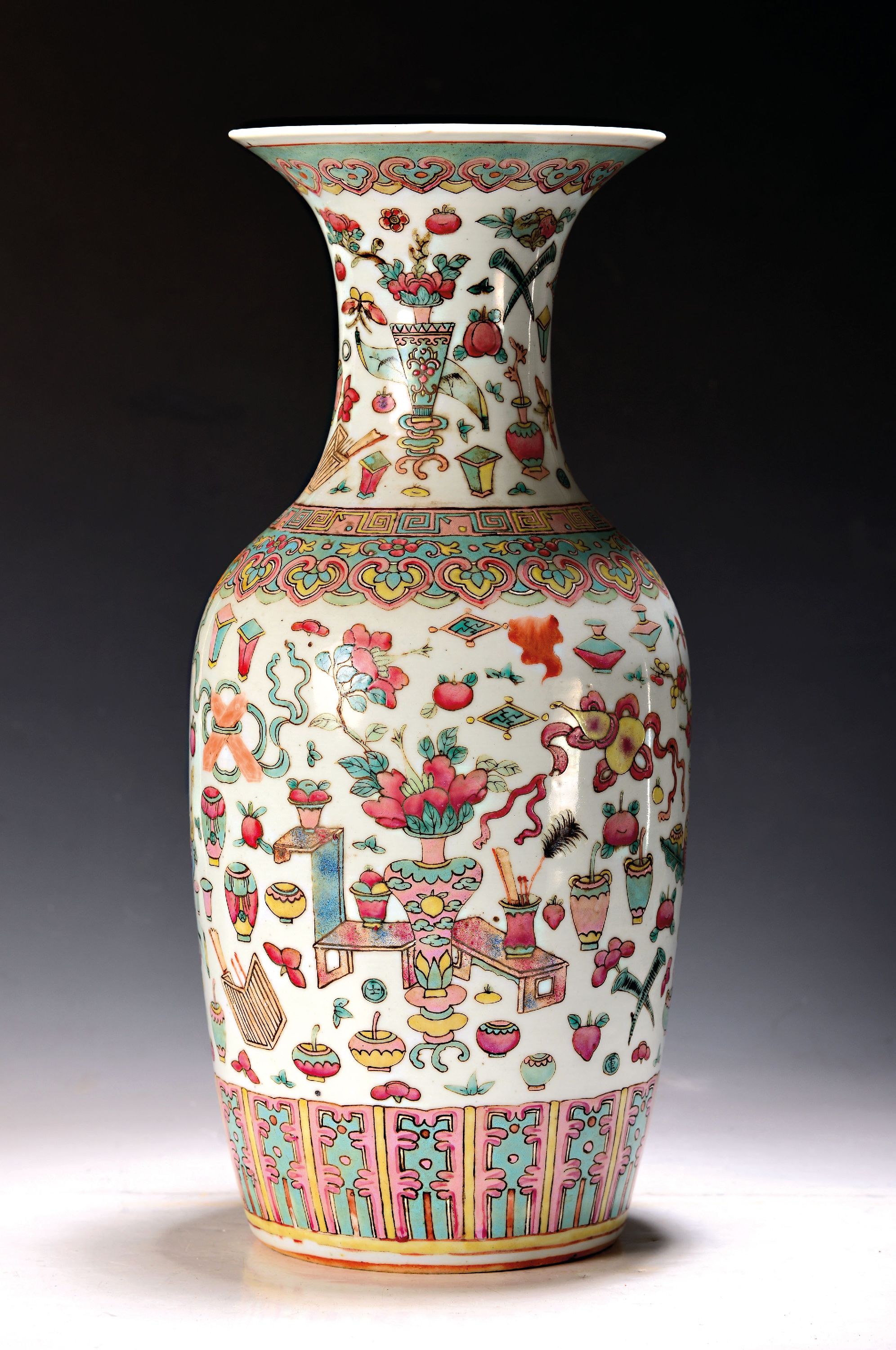 Image 26968720 - Vase, China, um 1880-90, Porzellan, umlaufend bunt bemalt mit Päonien und anderer ...
