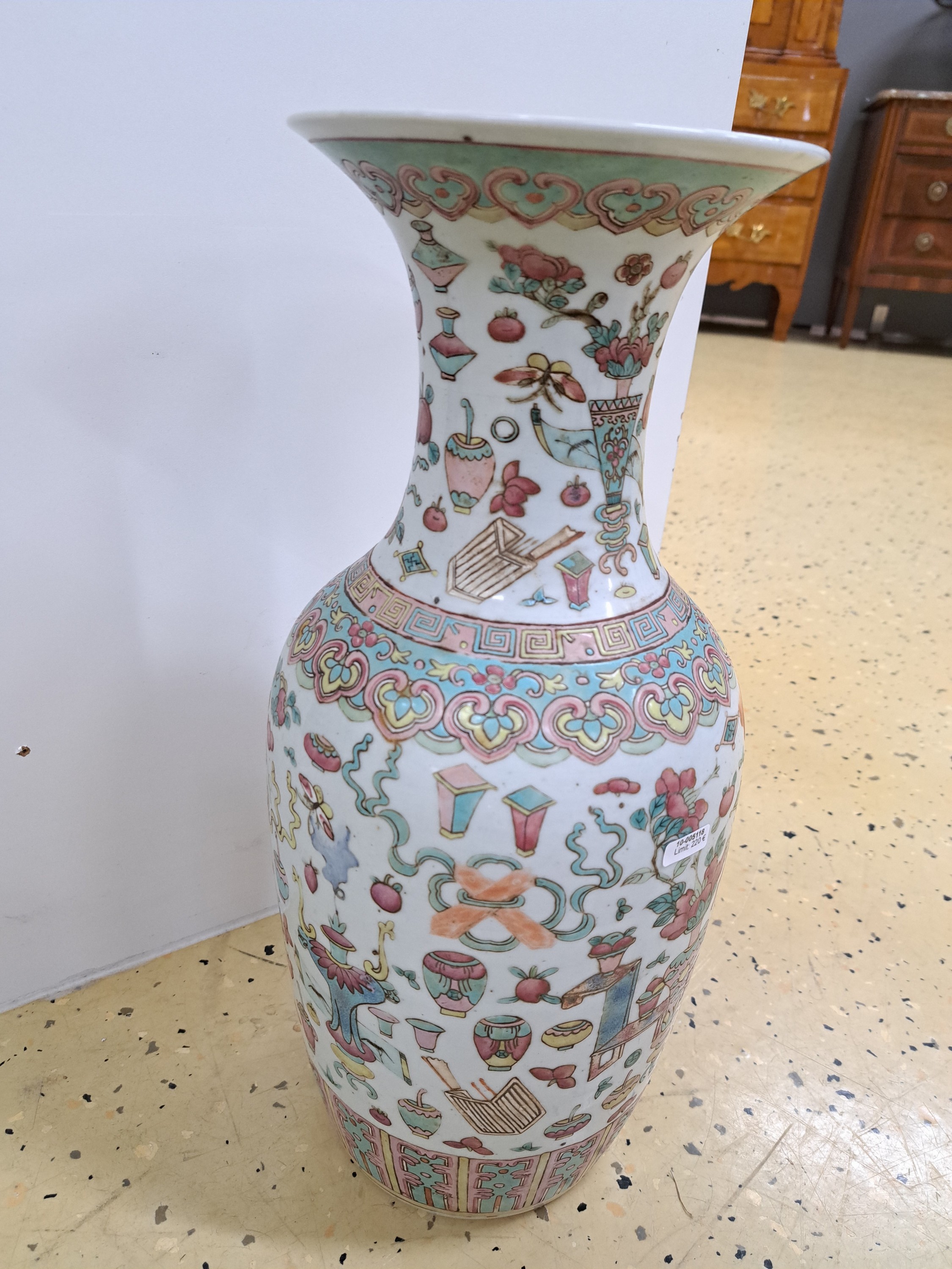 Detail b: Vase, China, um 1880-90, Porzellan, umlaufend bunt bemalt mit Päonien und anderer Glückssymbolik, H. ca. 44.5cm