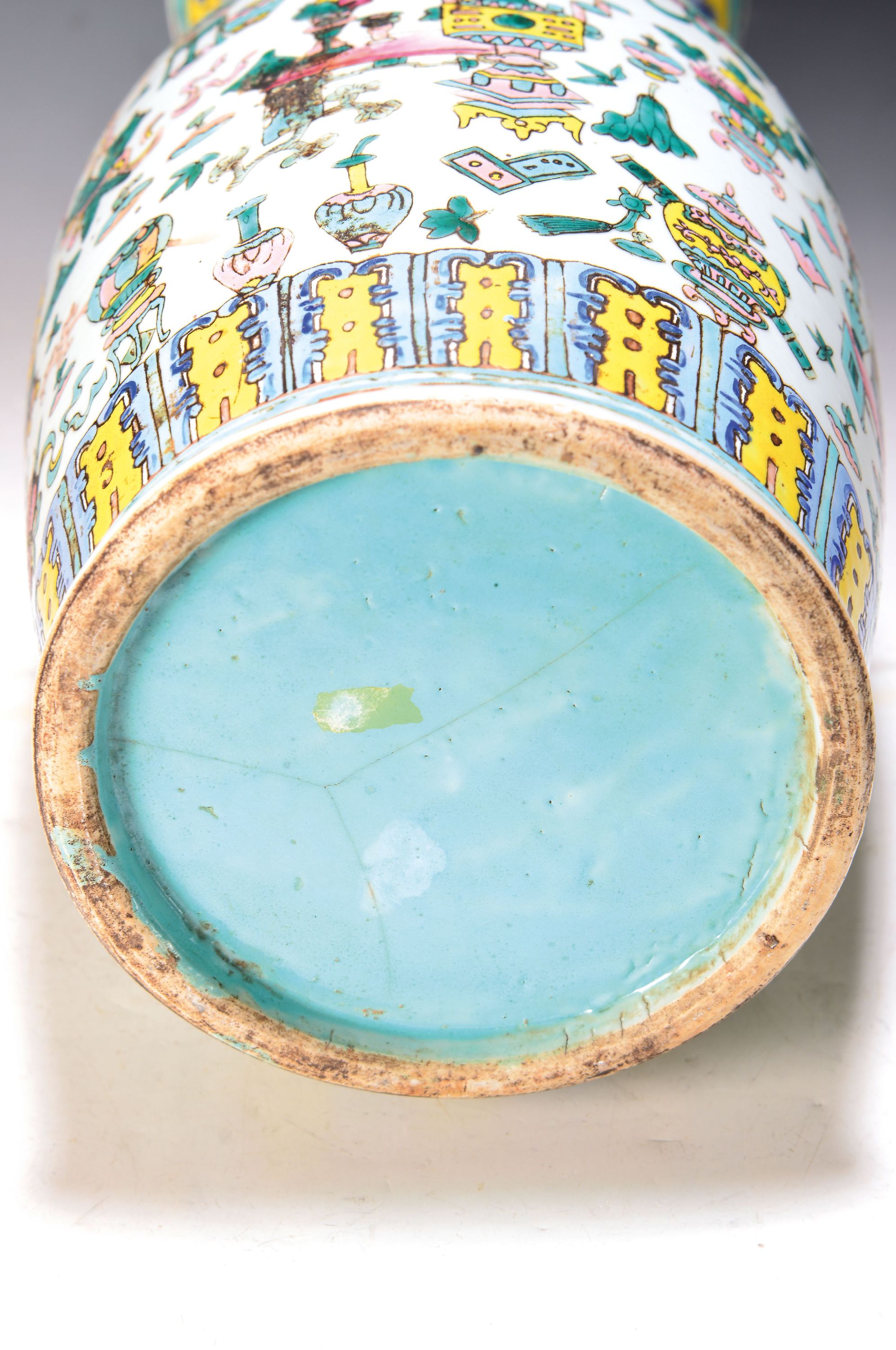 Detail a: Vase, China, 2. Hälfte 19. Jh., Porzellan, bunt bemalt mit Teegerätschaften und Glückssymbolen, angedeutete Henkel in Form von Fabeltieren, H. ca. ...