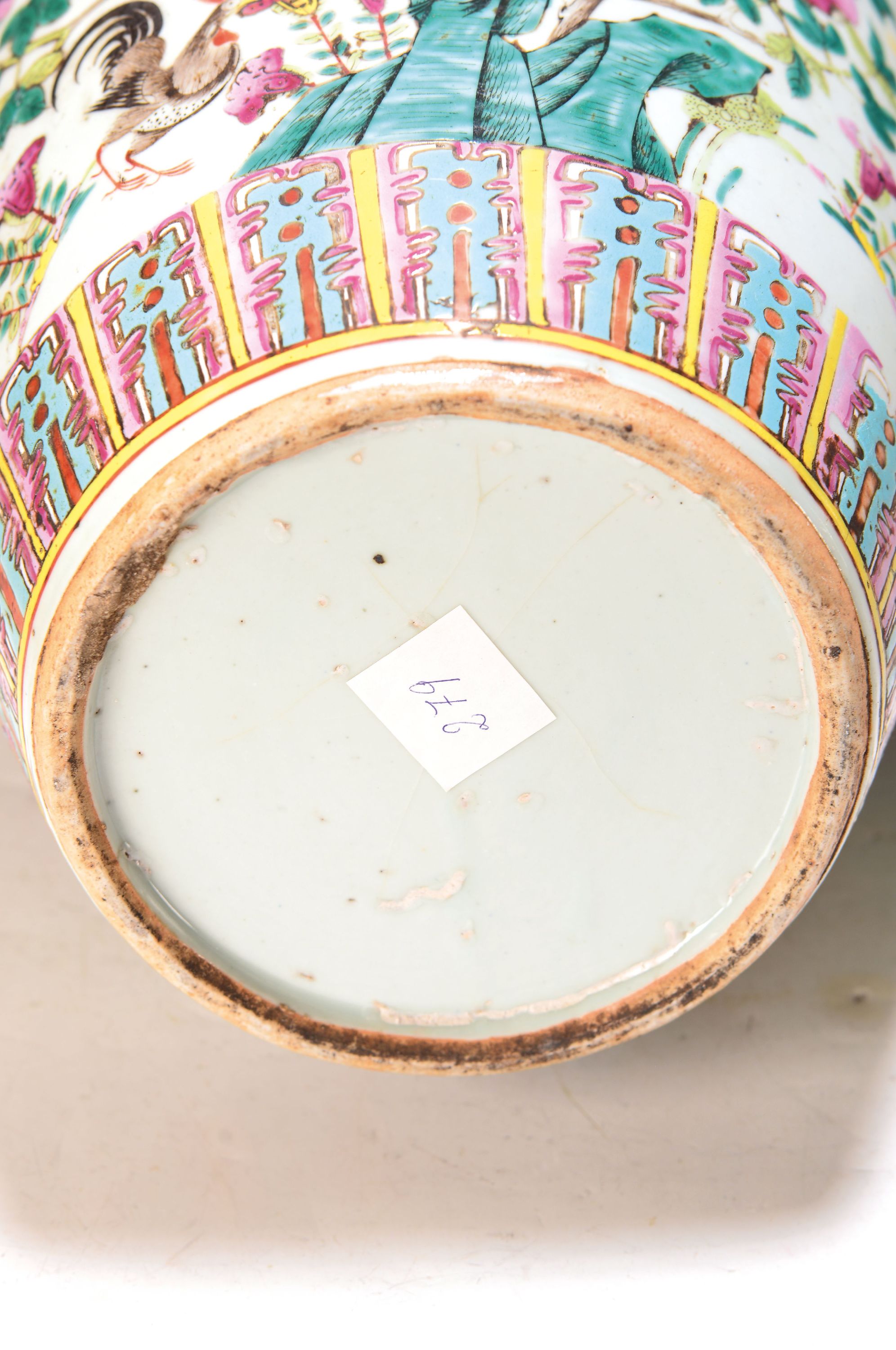 Detail a: Vase, China, um 1870-1890, Porzellan, umlaufend bunt bemalt mit Hähnen, Päonien und anderen Glückssymbolen, H. ca. 45cm