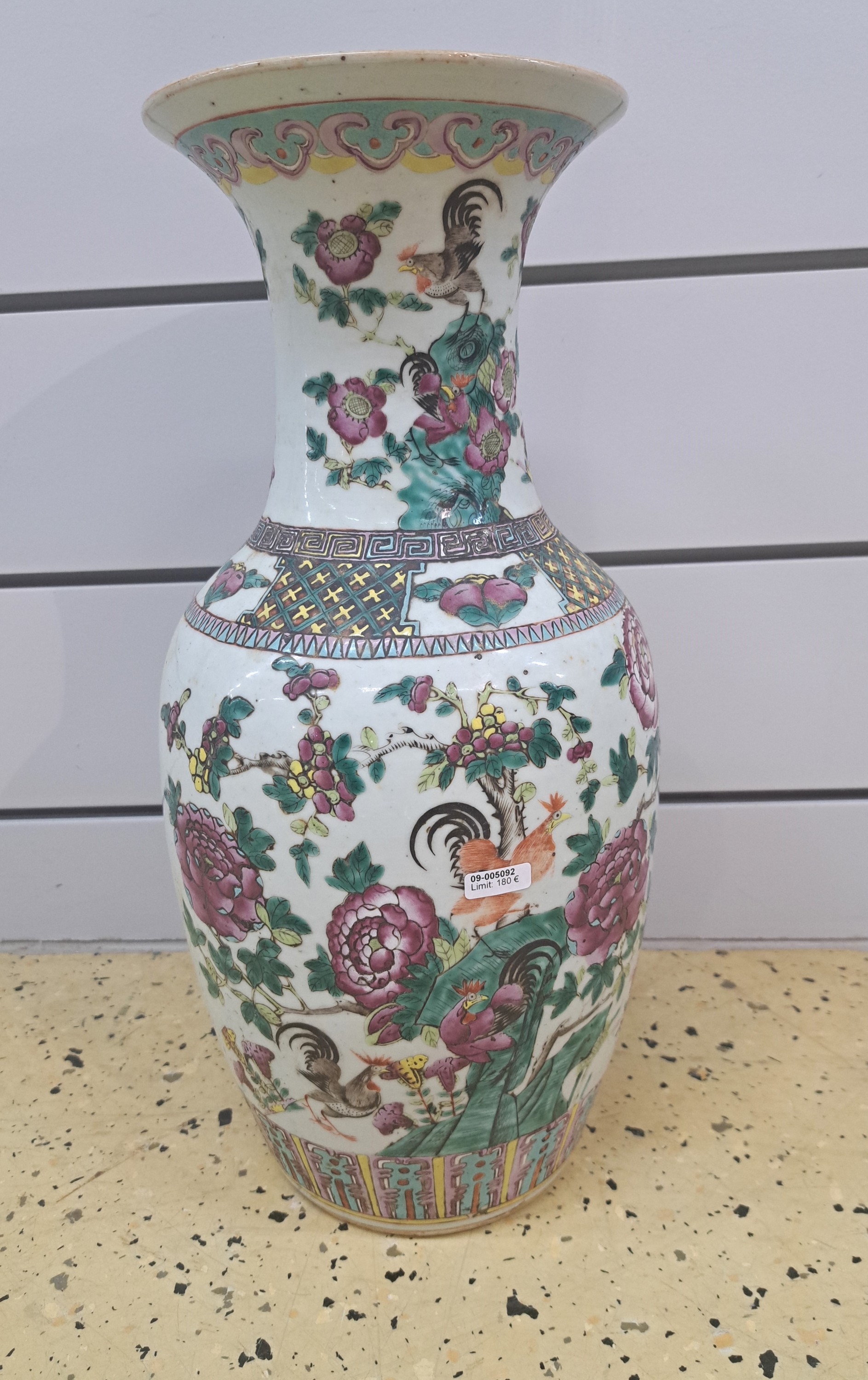 Detail b: Vase, China, um 1870-1890, Porzellan, umlaufend bunt bemalt mit Hähnen, Päonien und anderen Glückssymbolen, H. ca. 45cm