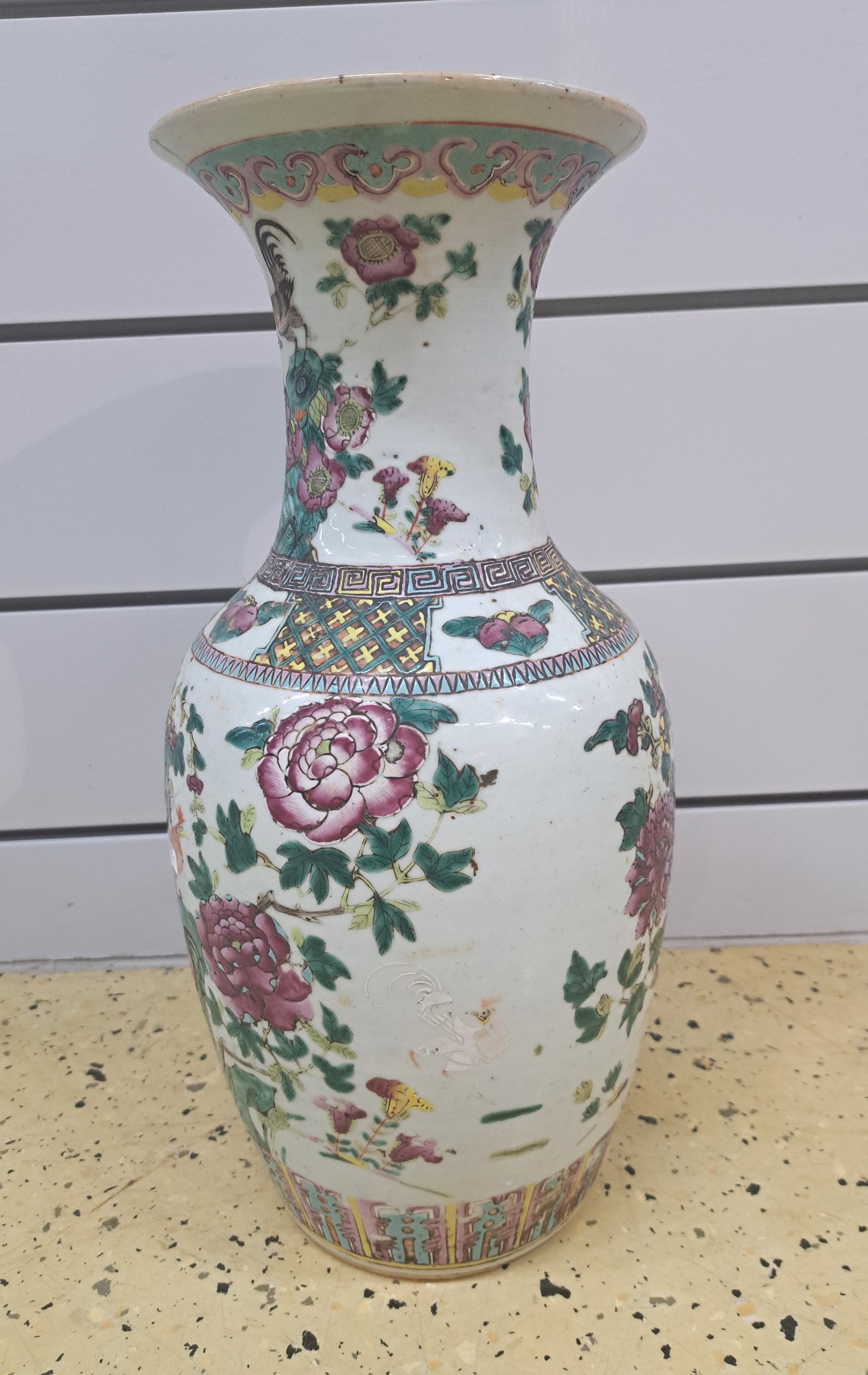 Detail c: Vase, China, um 1870-1890, Porzellan, umlaufend bunt bemalt mit Hähnen, Päonien und anderen Glückssymbolen, H. ca. 45cm