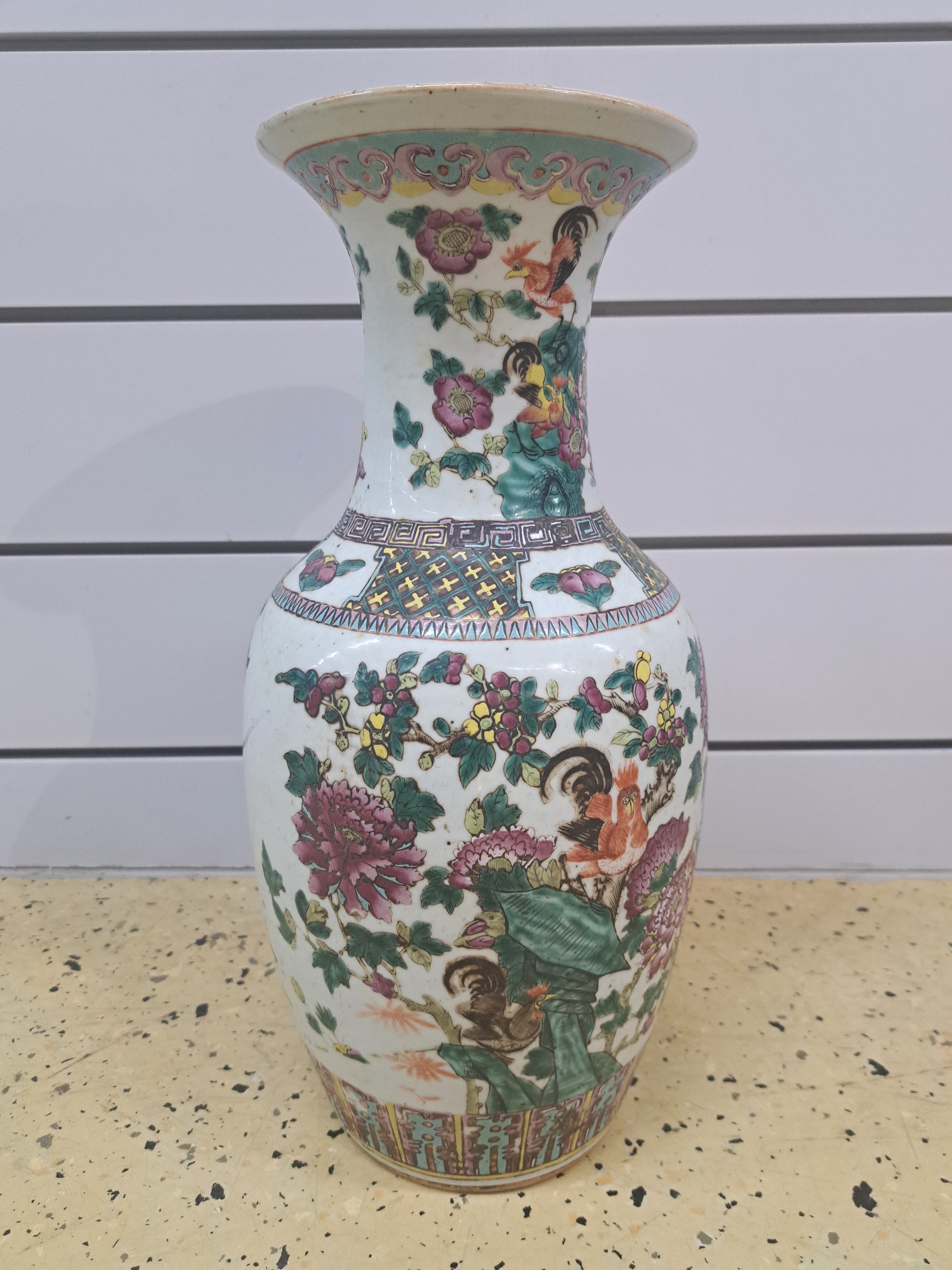 Detail d: Vase, China, um 1870-1890, Porzellan, umlaufend bunt bemalt mit Hähnen, Päonien und anderen Glückssymbolen, H. ca. 45cm