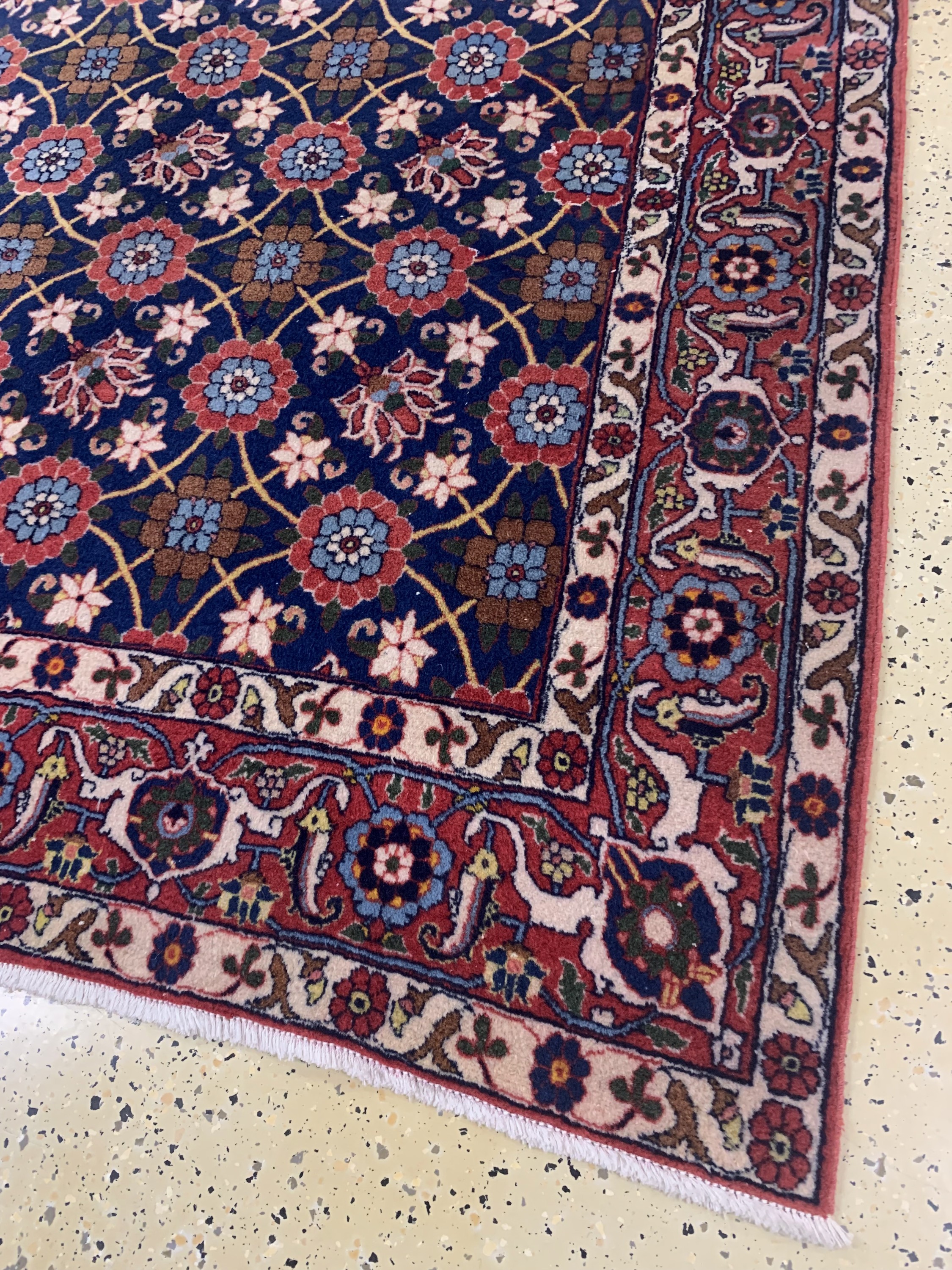 Detail a: Weramin alt, Persien, Anfang 20.Jhd, Wolle auf Baumwolle, ca. 220 x 150 cm, gereinigt, EHZ: 2, (zusammengenähte Trittfalte).