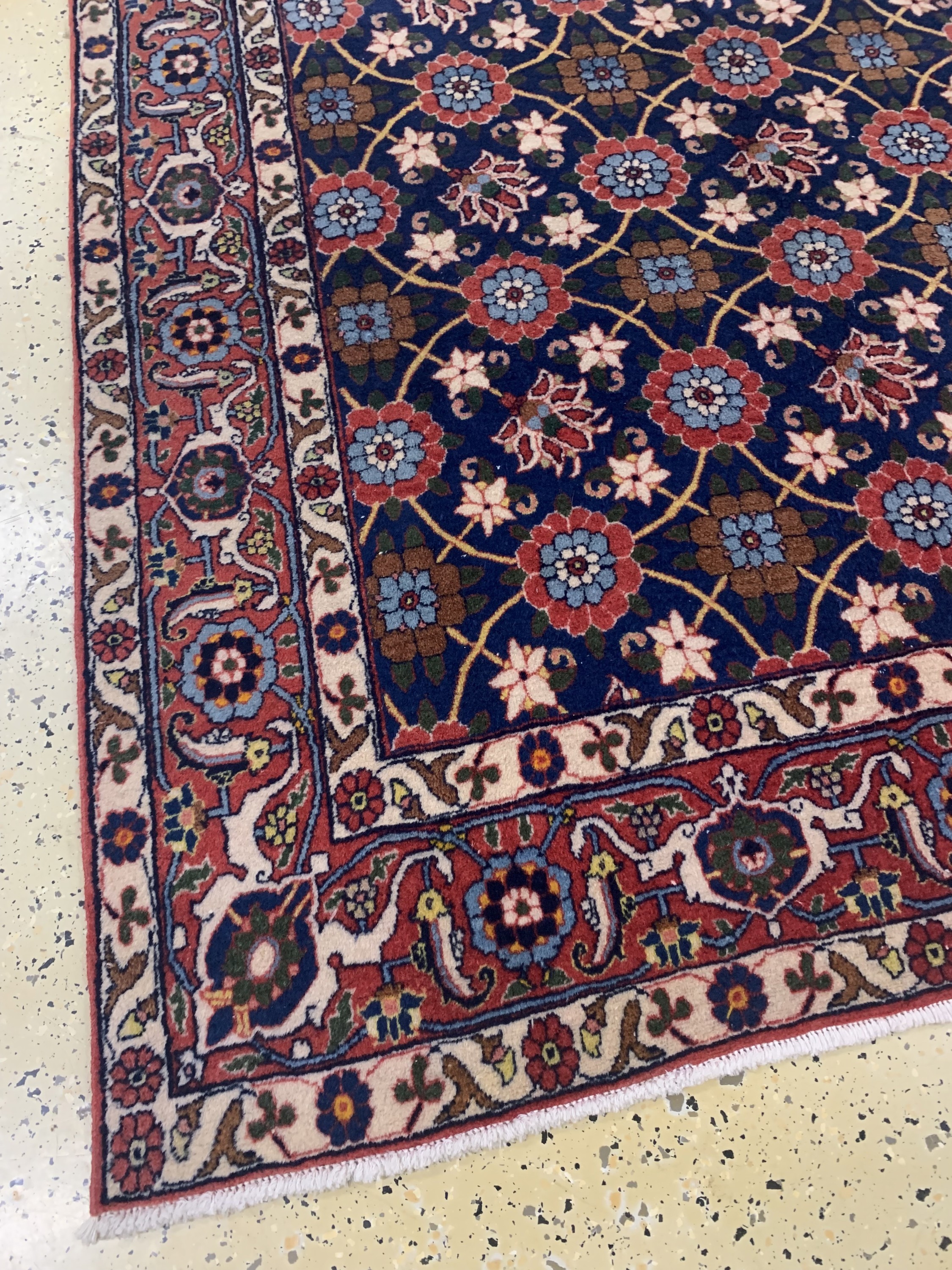 Detail b: Weramin alt, Persien, Anfang 20.Jhd, Wolle auf Baumwolle, ca. 220 x 150 cm, gereinigt, EHZ: 2, (zusammengenähte Trittfalte).