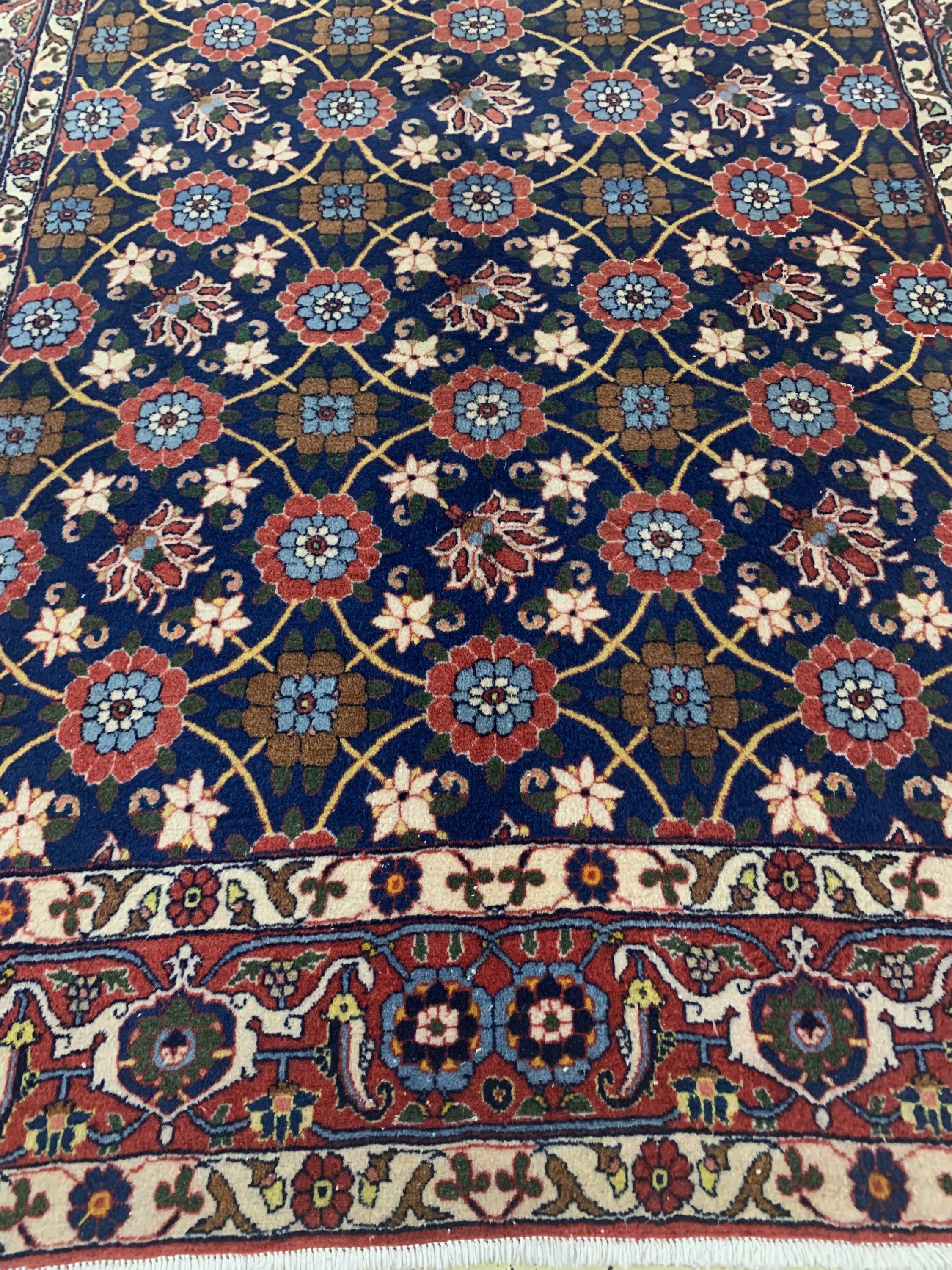 Detail c: Weramin alt, Persien, Anfang 20.Jhd, Wolle auf Baumwolle, ca. 220 x 150 cm, gereinigt, EHZ: 2, (zusammengenähte Trittfalte).