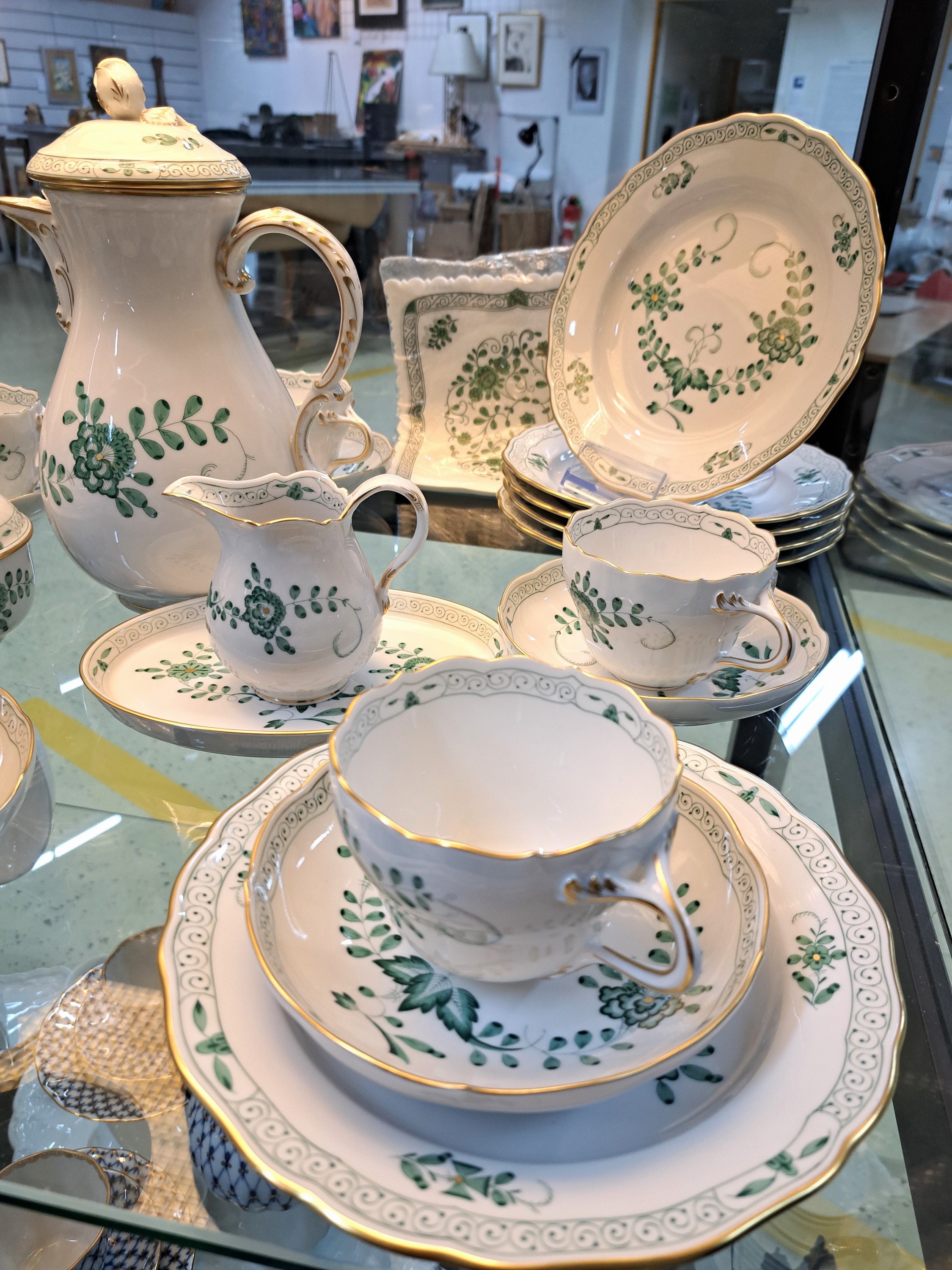 Detail a: Kaffeeservice für 6 Personen, Meissen, 20. Jh., 2. Wahl, Dekor Indisch Grün, Goldränder, Kaffeekanne, Zuckerdose, Milchkännchen, 6 Tassen, 6 ...