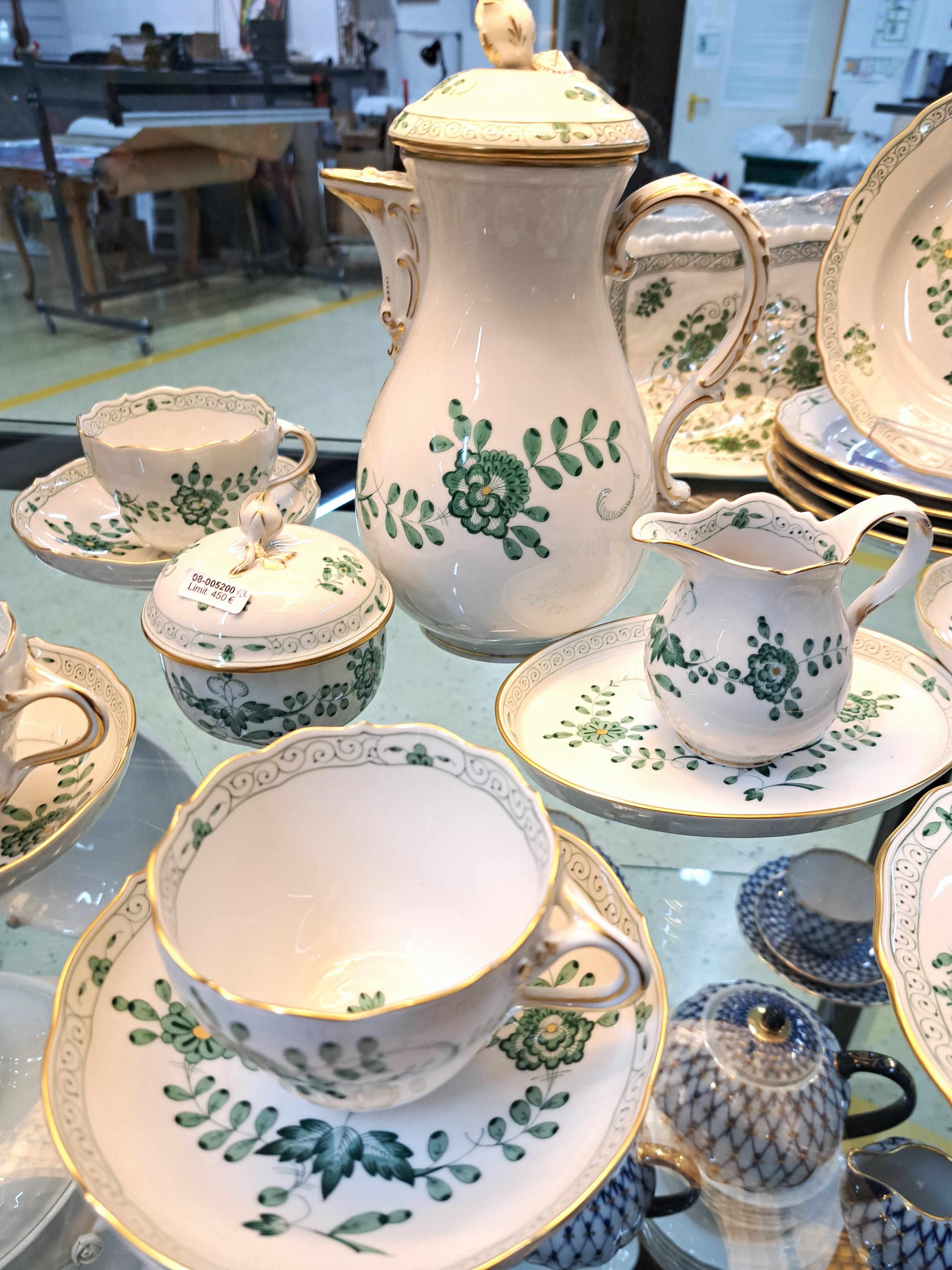 Detail b: Kaffeeservice für 6 Personen, Meissen, 20. Jh., 2. Wahl, Dekor Indisch Grün, Goldränder, Kaffeekanne, Zuckerdose, Milchkännchen, 6 Tassen, 6 ...