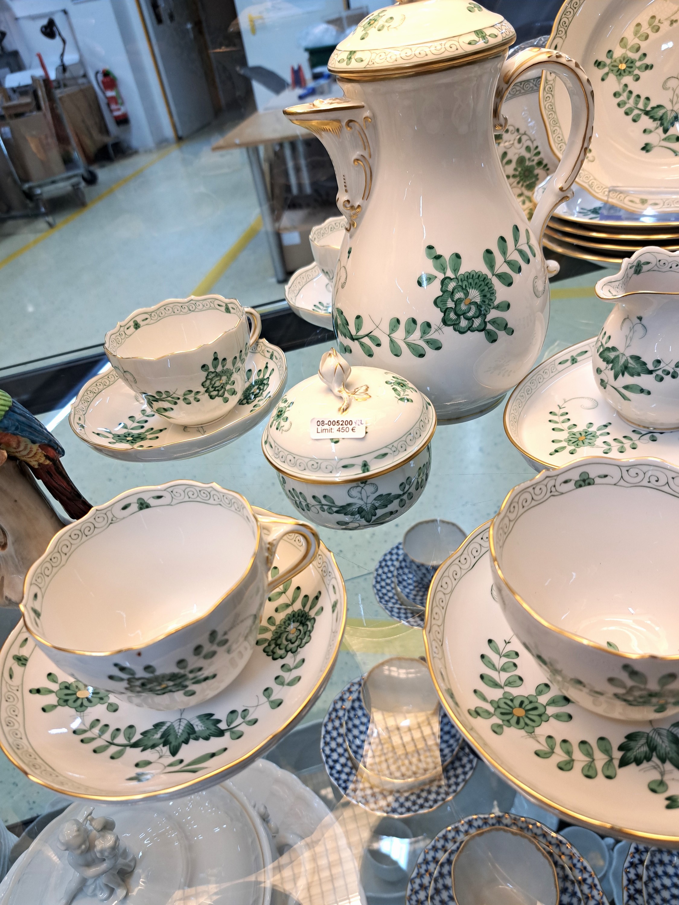 Detail c: Kaffeeservice für 6 Personen, Meissen, 20. Jh., 2. Wahl, Dekor Indisch Grün, Goldränder, Kaffeekanne, Zuckerdose, Milchkännchen, 6 Tassen, 6 ...