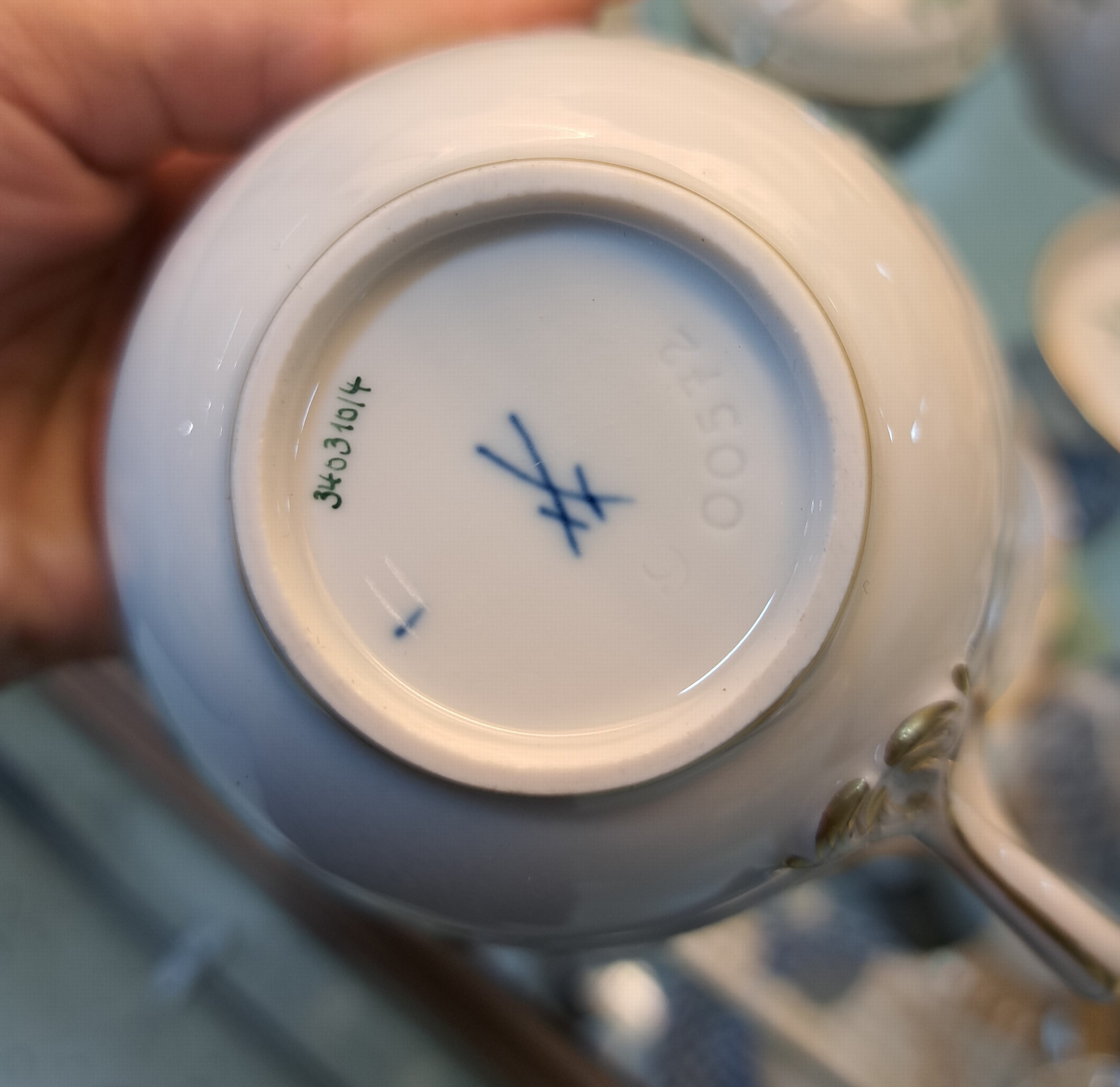 Detail d: Kaffeeservice für 6 Personen, Meissen, 20. Jh., 2. Wahl, Dekor Indisch Grün, Goldränder, Kaffeekanne, Zuckerdose, Milchkännchen, 6 Tassen, 6 ...