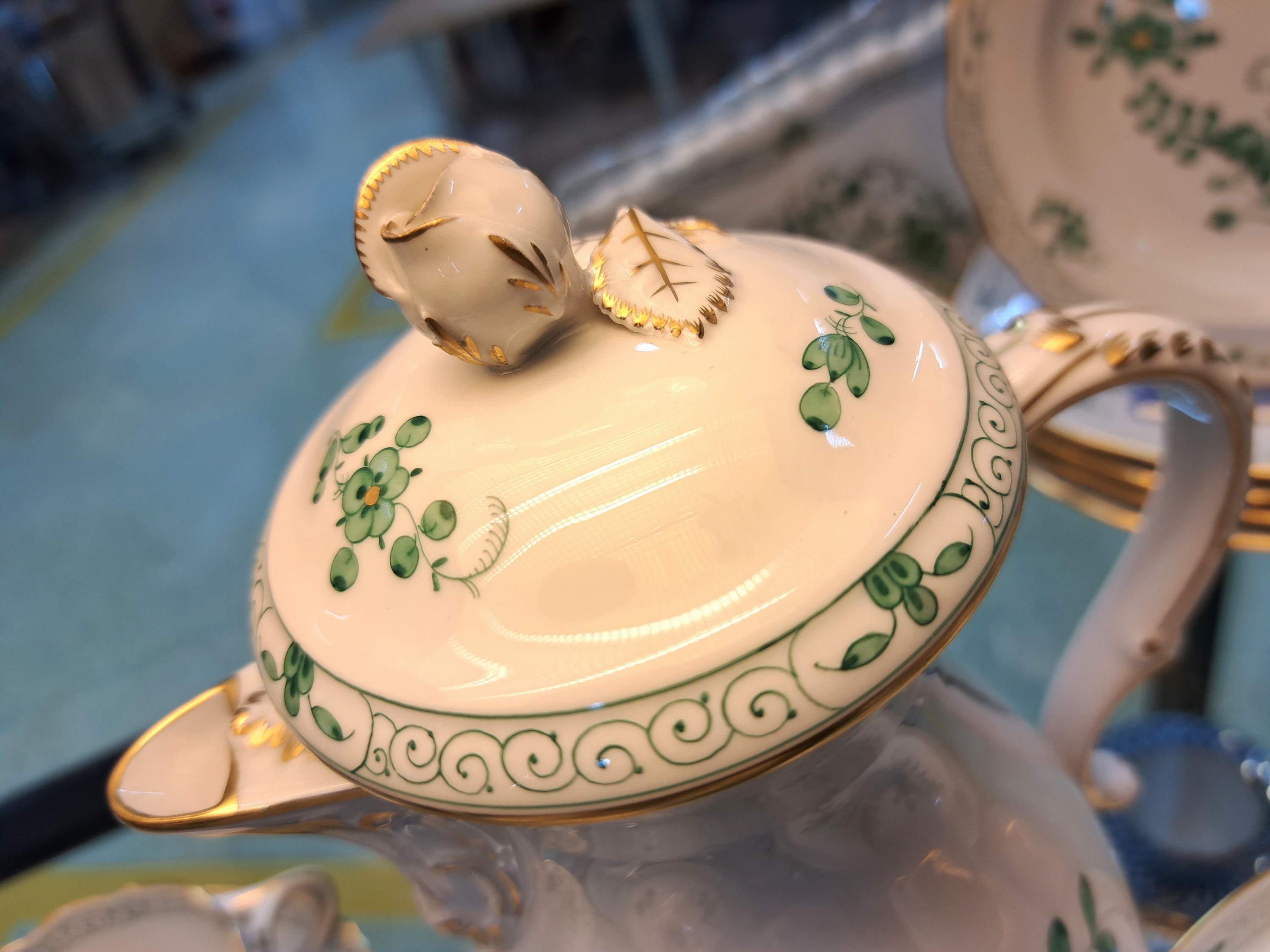 Detail e: Kaffeeservice für 6 Personen, Meissen, 20. Jh., 2. Wahl, Dekor Indisch Grün, Goldränder, Kaffeekanne, Zuckerdose, Milchkännchen, 6 Tassen, 6 ...