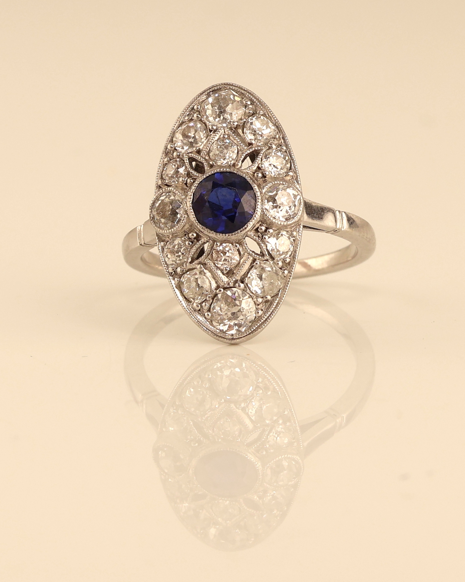 Detail a: Platin Saphir-Diamant-Ring, Pt. gepr., rundfacett. Saphir ca. 0.25 ct, 14 Altschliffdiamanten zus. ca. 1.0 ct Weiß/si-p,Millegriffverz., RW 51, ca. ...