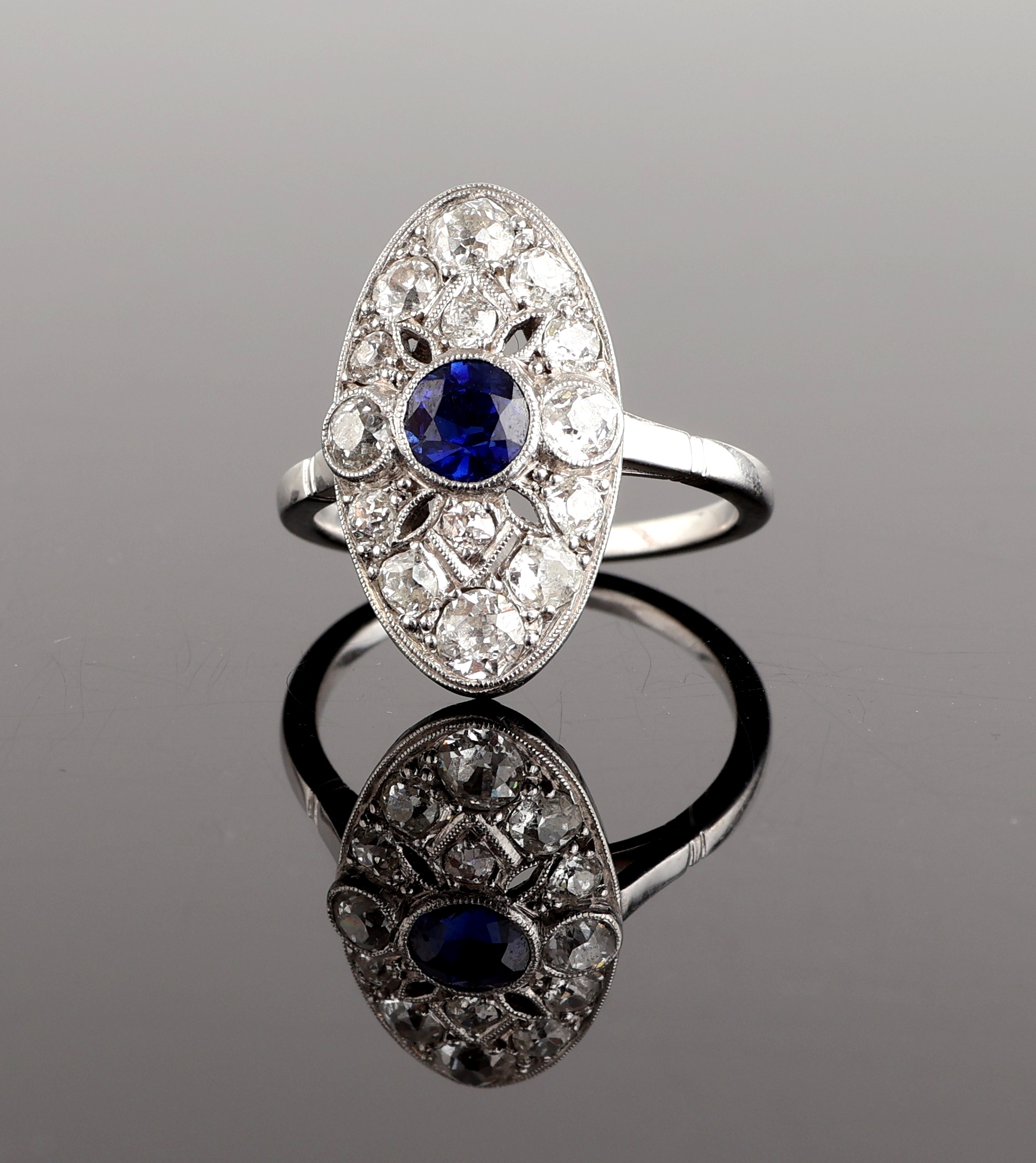 Detail b: Platin Saphir-Diamant-Ring, Pt. gepr., rundfacett. Saphir ca. 0.25 ct, 14 Altschliffdiamanten zus. ca. 1.0 ct Weiß/si-p,Millegriffverz., RW 51, ca. ...
