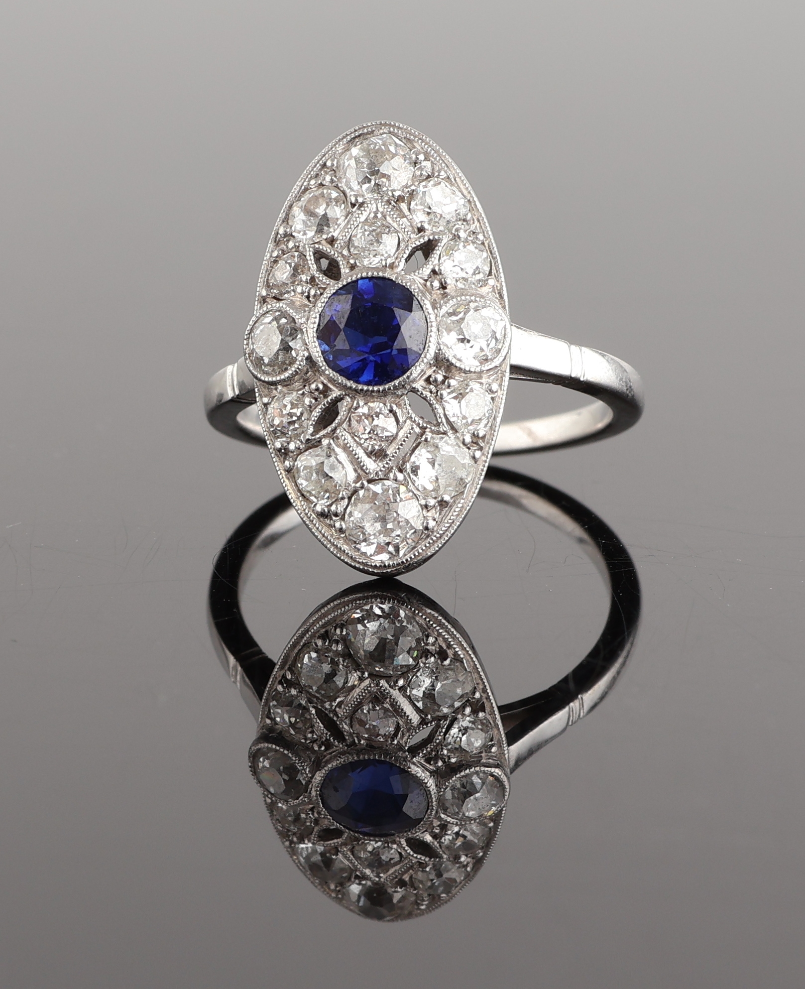 Detail c: Platin Saphir-Diamant-Ring, Pt. gepr., rundfacett. Saphir ca. 0.25 ct, 14 Altschliffdiamanten zus. ca. 1.0 ct Weiß/si-p,Millegriffverz., RW 51, ca. ...
