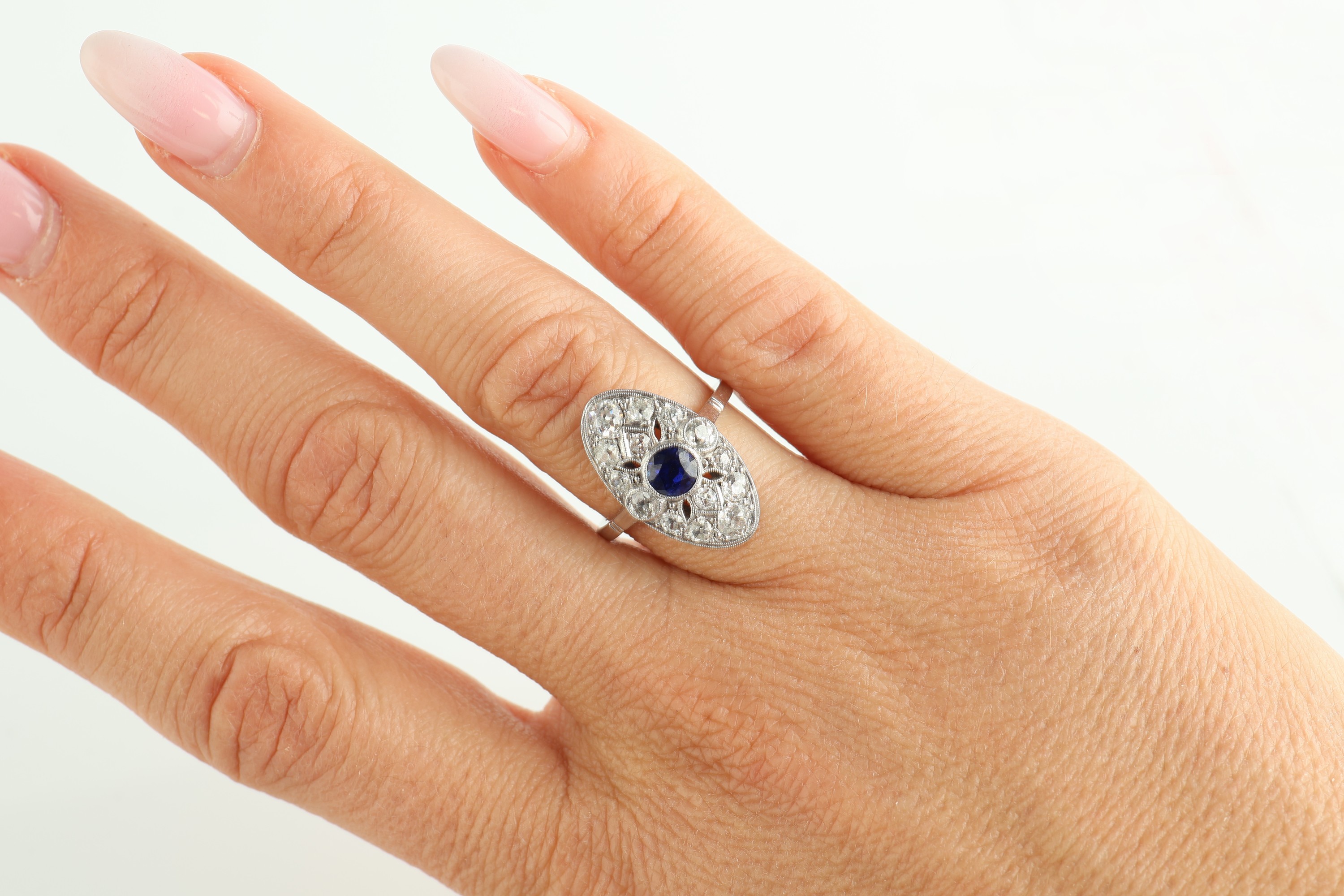 Detail d: Platin Saphir-Diamant-Ring, Pt. gepr., rundfacett. Saphir ca. 0.25 ct, 14 Altschliffdiamanten zus. ca. 1.0 ct Weiß/si-p,Millegriffverz., RW 51, ca. ...