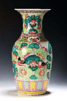 Image 26968716 - Balustervase, China, um 1870-80, Porzellan,bunt bemalt mit Enten und Seerosen, H. ca. ...