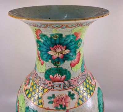 26968716c - Balustervase, China, um 1870-80, Porzellan,bunt bemalt mit Enten und Seerosen, H. ca. ...