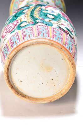 26968718a - Vase, China, um 1870-1890, Porzellan, bunt bemalt mit Kranichen, Päonien und ...