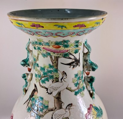 26968718e - Vase, China, um 1870-1890, Porzellan, bunt bemalt mit Kranichen, Päonien und ...