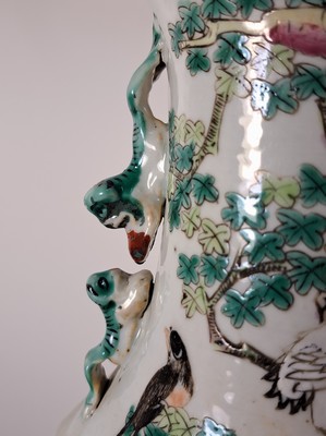 26968718g - Vase, China, um 1870-1890, Porzellan, bunt bemalt mit Kranichen, Päonien und ...