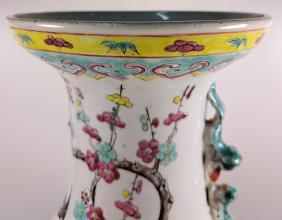26968718j - Vase, China, um 1870-1890, Porzellan, bunt bemalt mit Kranichen, Päonien und ...