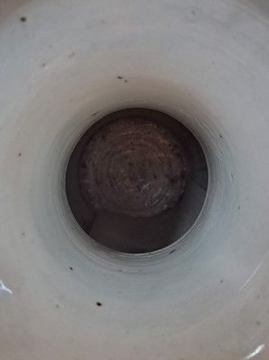26968718l - Vase, China, um 1870-1890, Porzellan, bunt bemalt mit Kranichen, Päonien und ...