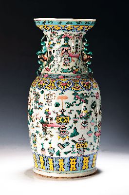 Image 26968721 - Vase, China, 2. Hälfte 19. Jh., Porzellan, bunt bemalt mit Teegerätschaften ...