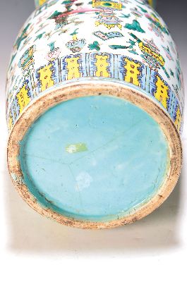 26968721a - Vase, China, 2. Hälfte 19. Jh., Porzellan, bunt bemalt mit Teegerätschaften ...